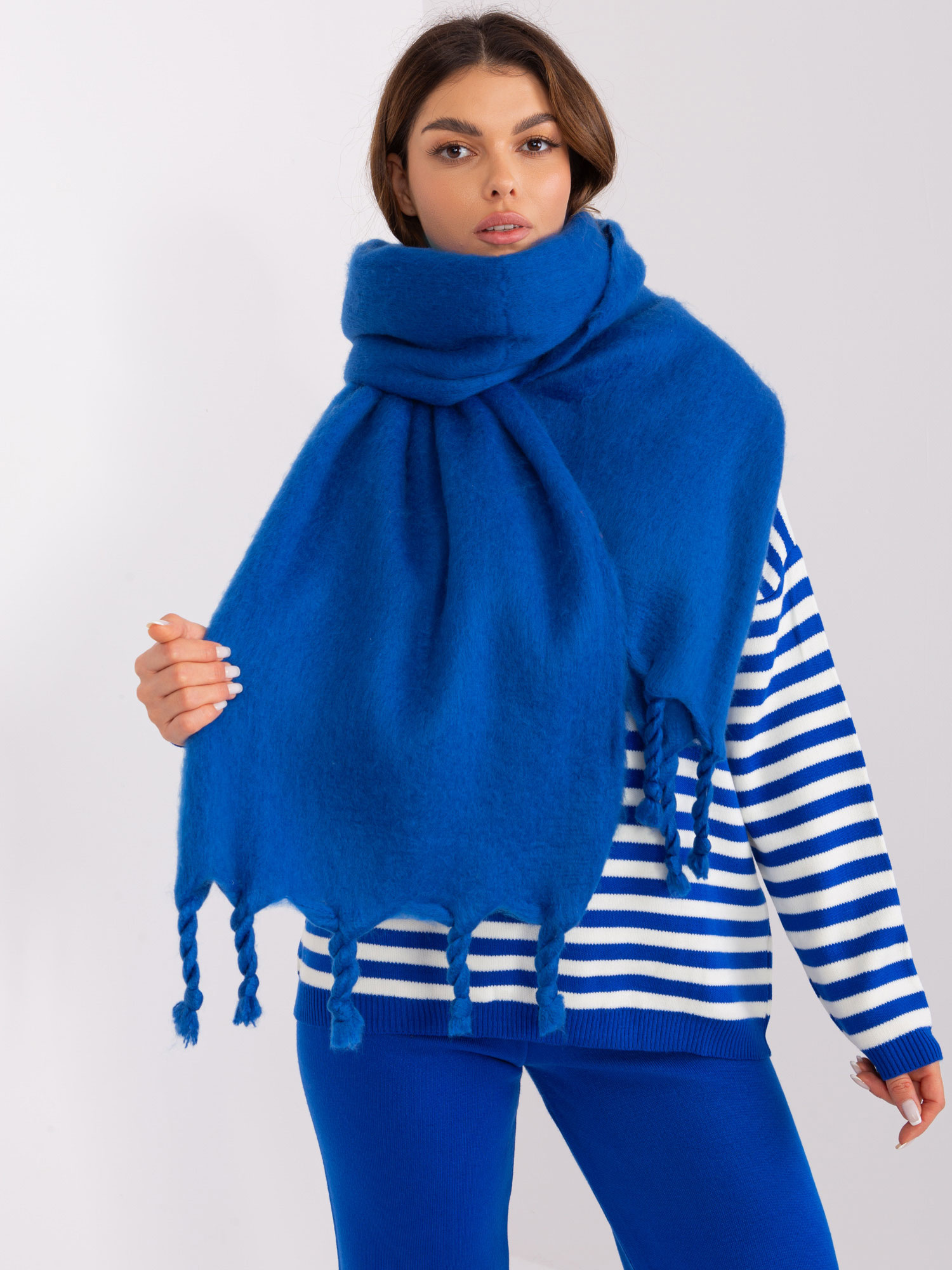 Modrý teplý šál so strapcami AT-SZ-2313502.94P-dark blue Veľkosť: ONE SIZE