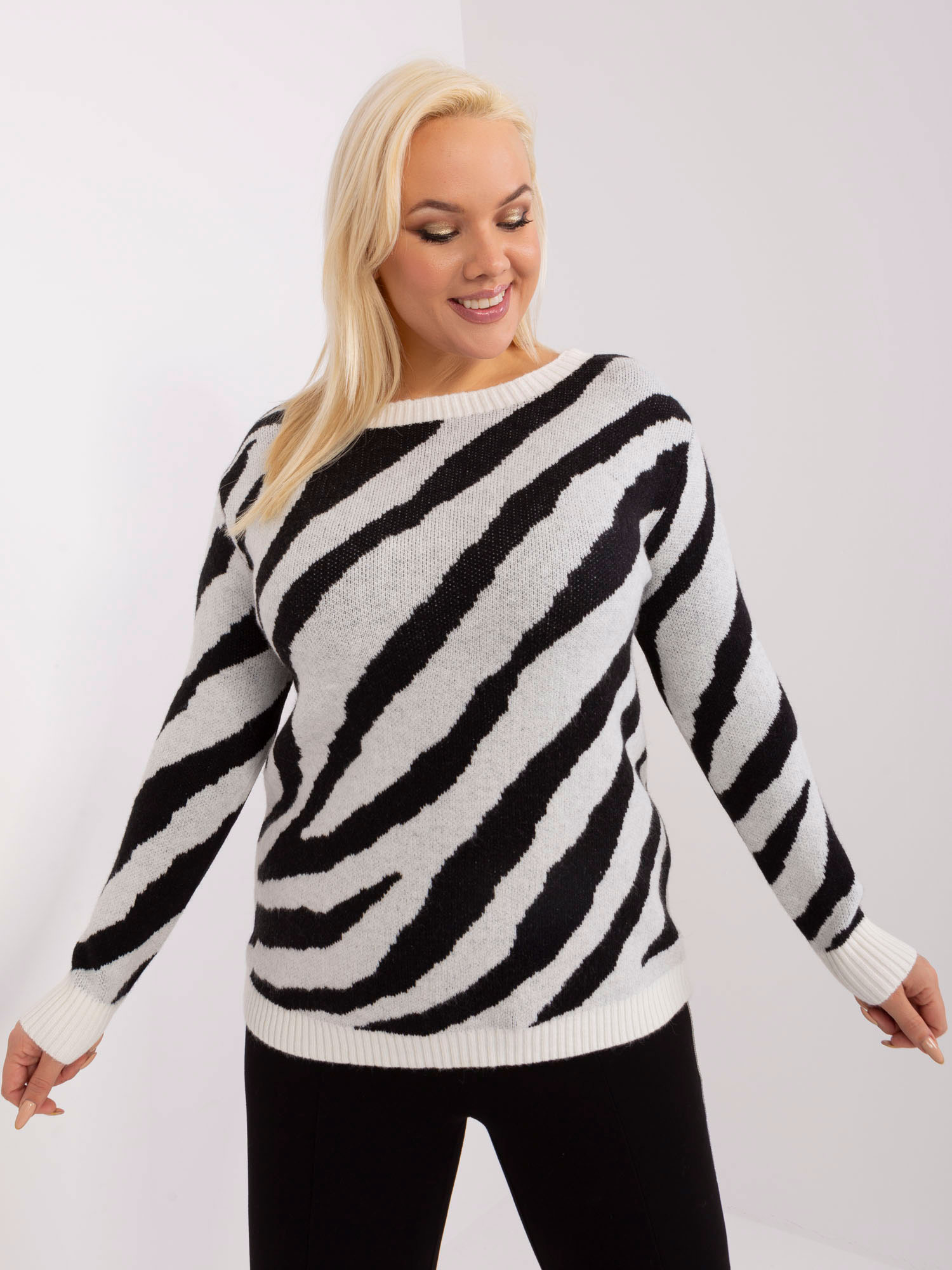 Biely zebrovaný mäkký sveter PM-SW-PM785.23X-white-black Veľkosť: 2XL/3XL