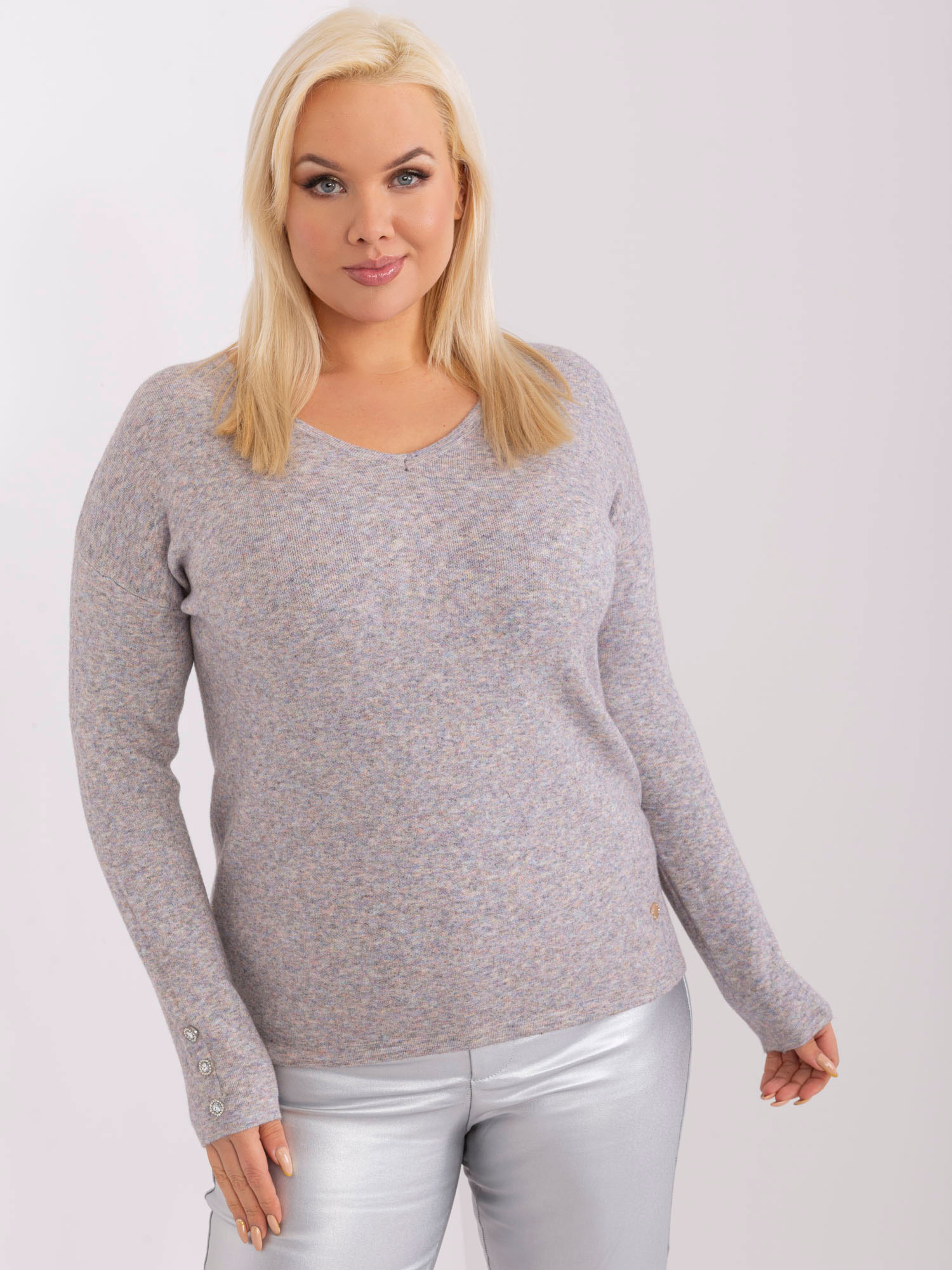 Sivý mäkký sveter s kamienkami a farebnou niťou -PM-SW-PM1020.12P-grey Veľkosť: XL/2XL