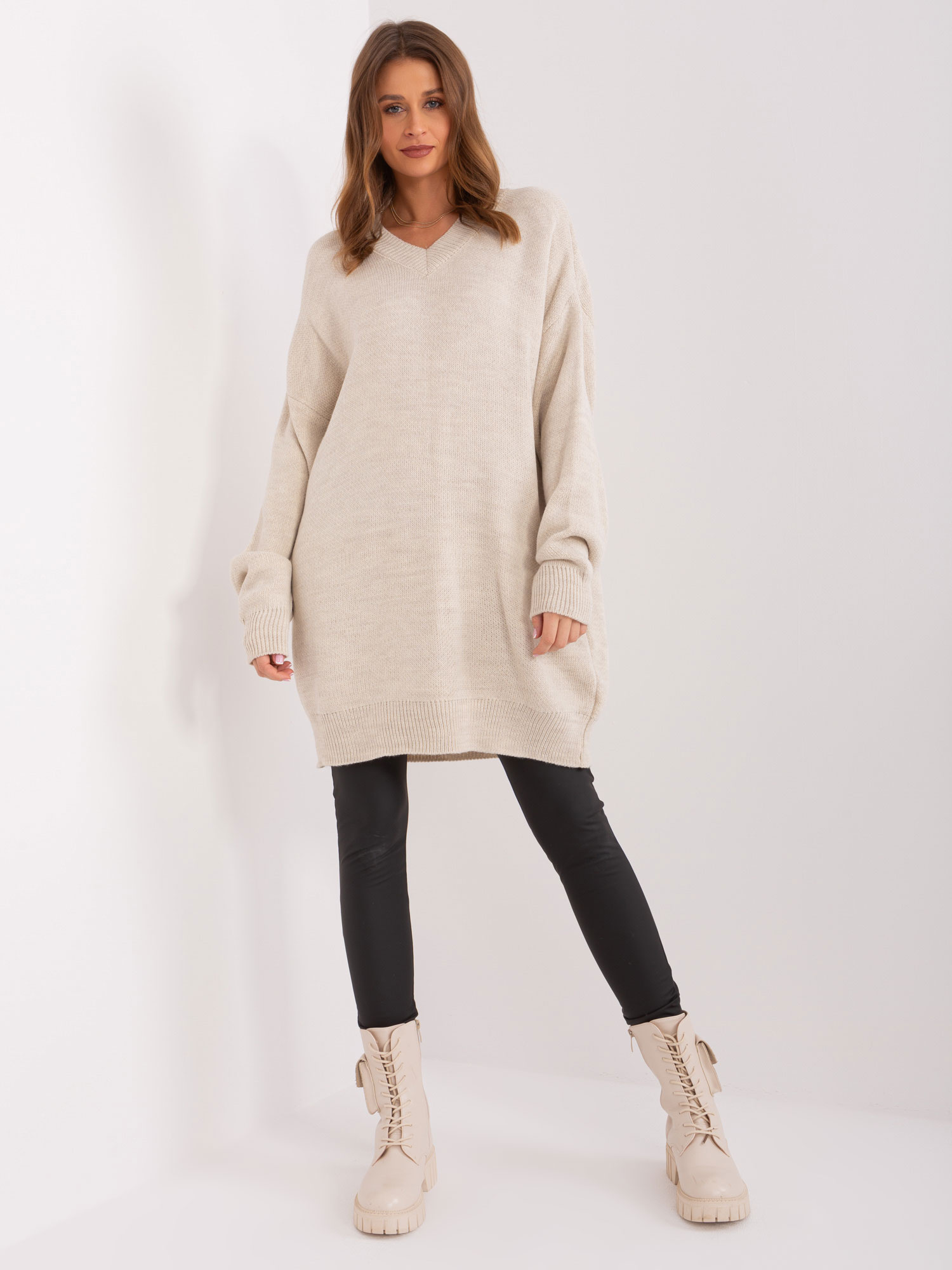Béžové svetrové šaty s výstrihom LC-SW-0341.12P-beige Veľkosť: ONE SIZE