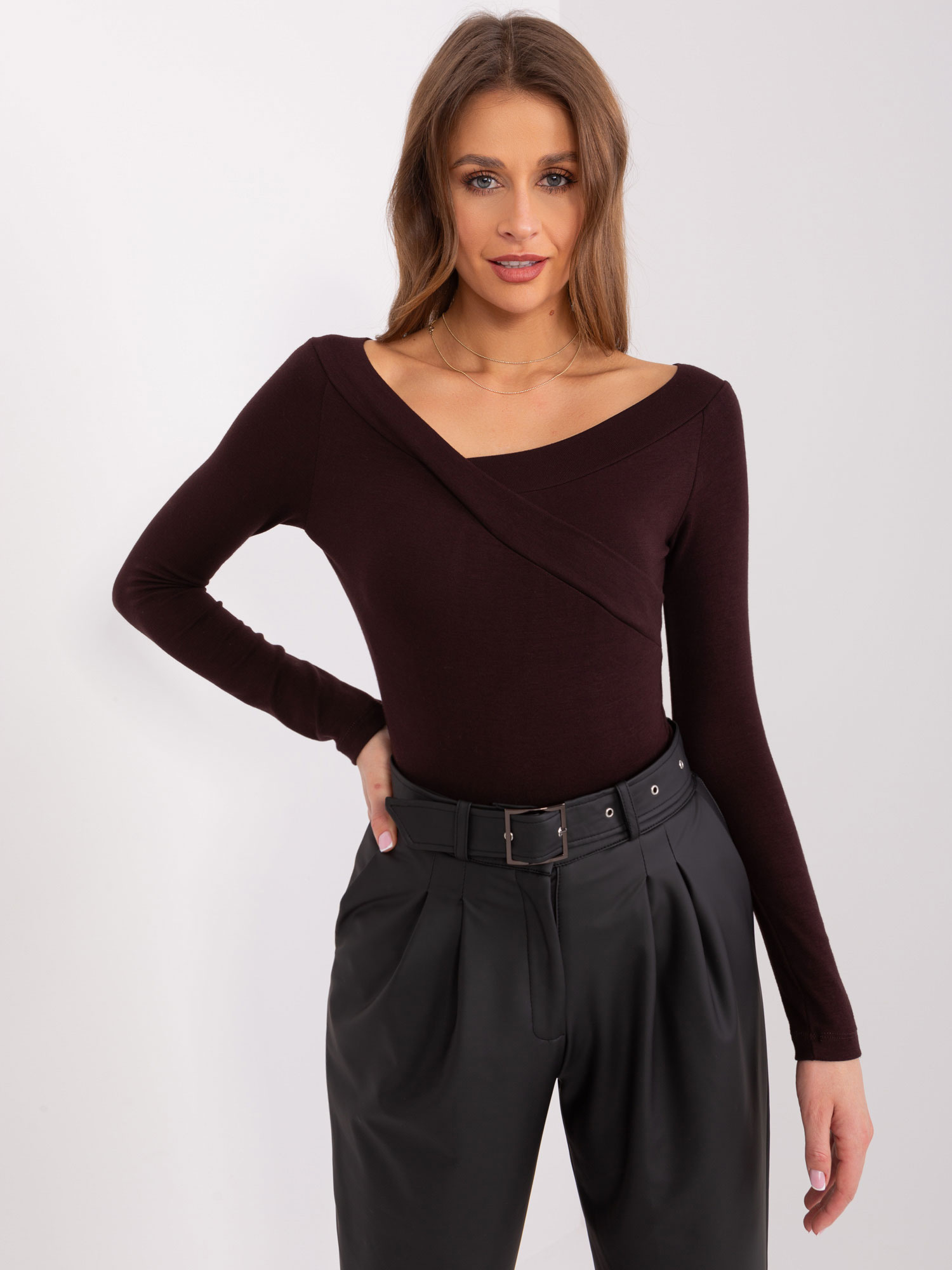 Tmavohnedá blúzka s výstrihom EM-BZ-785.32P-dark brown Veľkosť: ONE SIZE