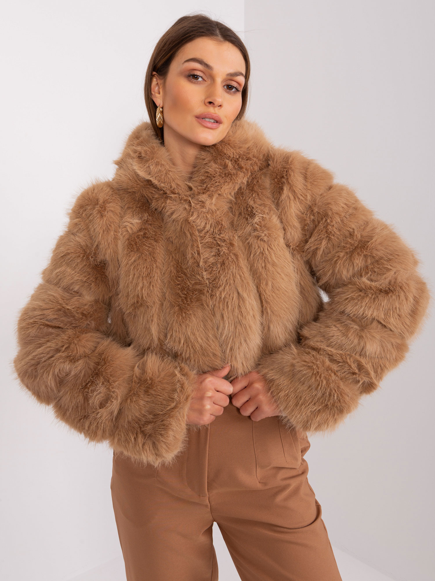 Svetlohnedý krátky kožúšok s kapucňou -AT-KR-2378.97P-camel Veľkosť: S/M