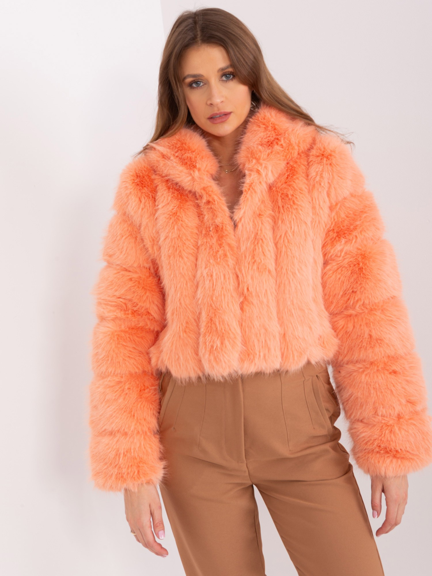 Marhuľový krátky kožúšok s kapucňou AT-KR-2378.97P-peach Veľkosť: L/XL