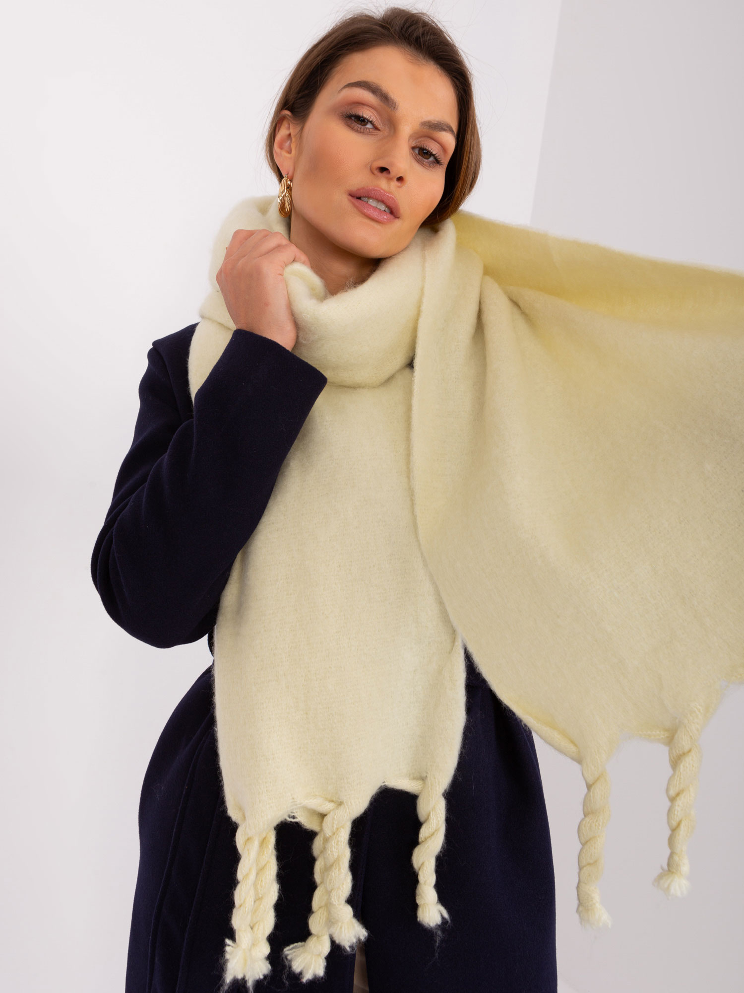 Svetložltý šál so strapcami AT-SZ-2313502.63P-light yellow Veľkosť: ONE SIZE