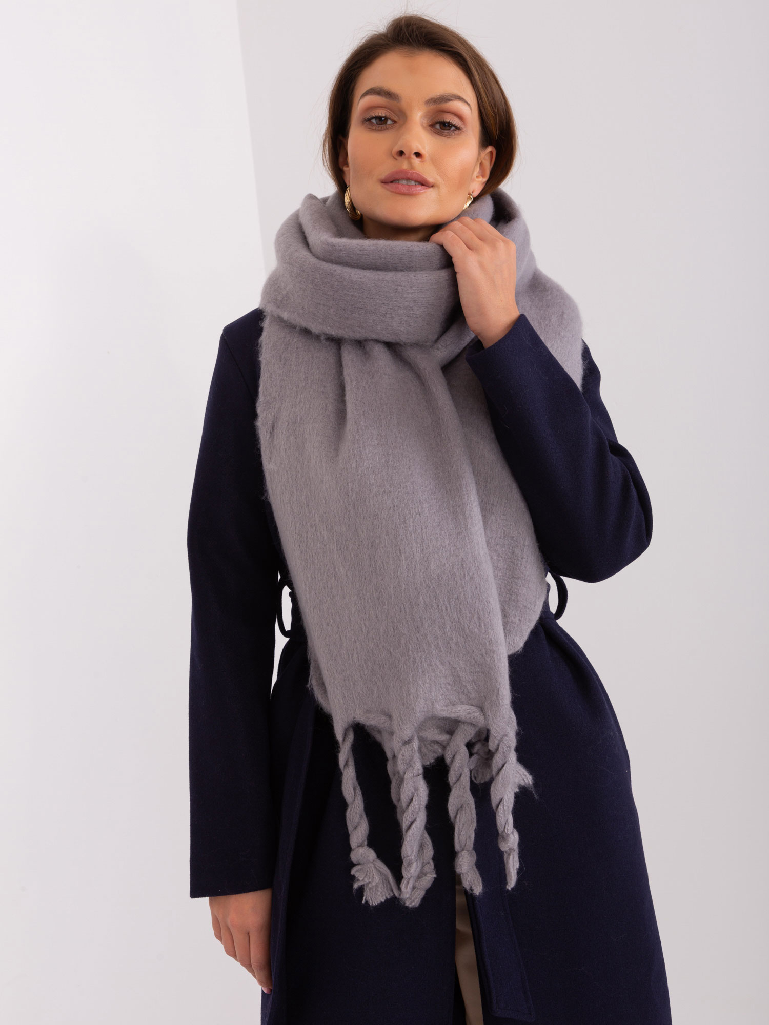 Sivý šál so strapcami AT-SZ-2313502.63P-grey Veľkosť: ONE SIZE