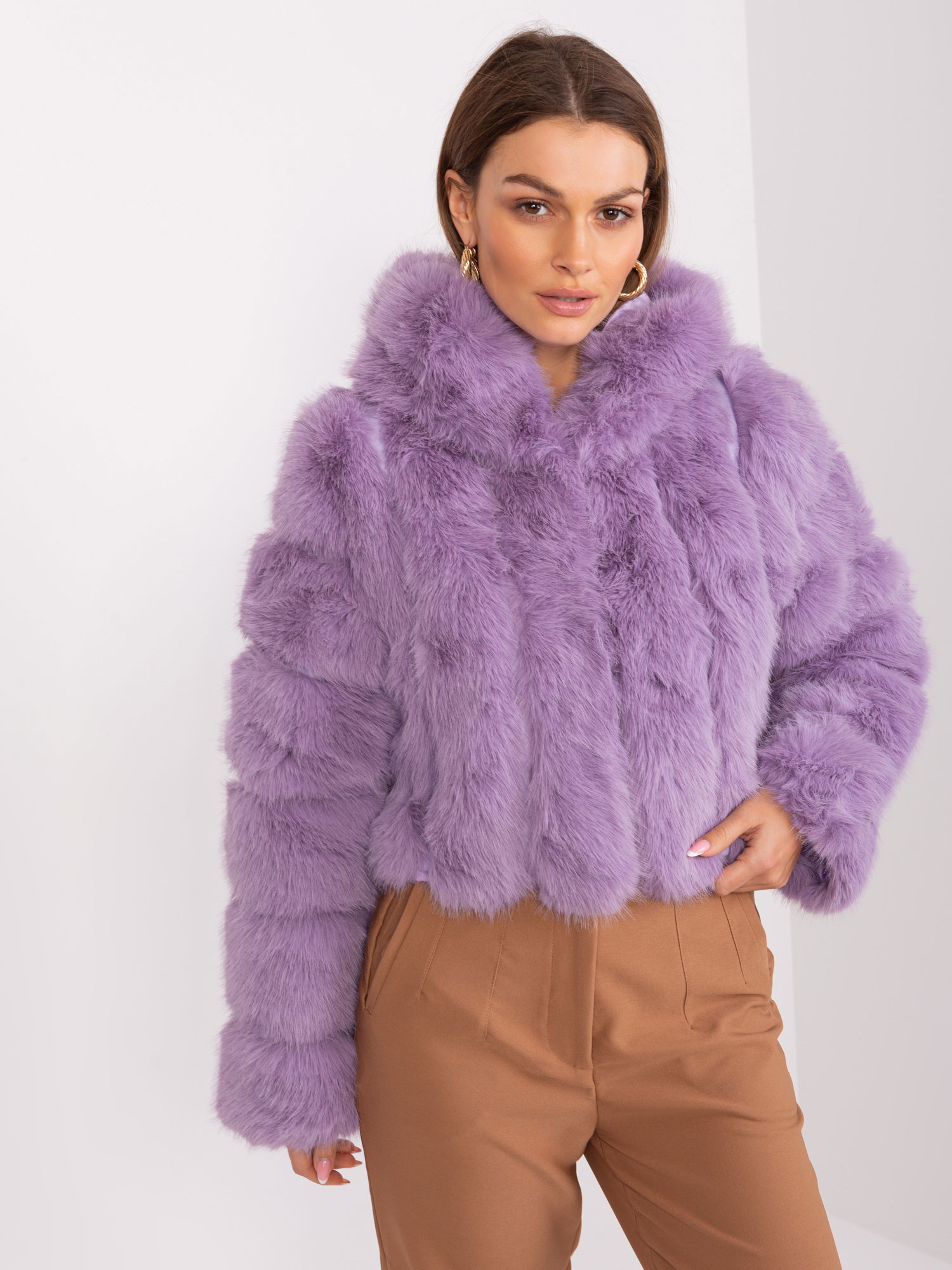 Svetlofialový krátky kožúšok s kapucňou AT-KR-2378.96P-light viollet Veľkosť: S/M