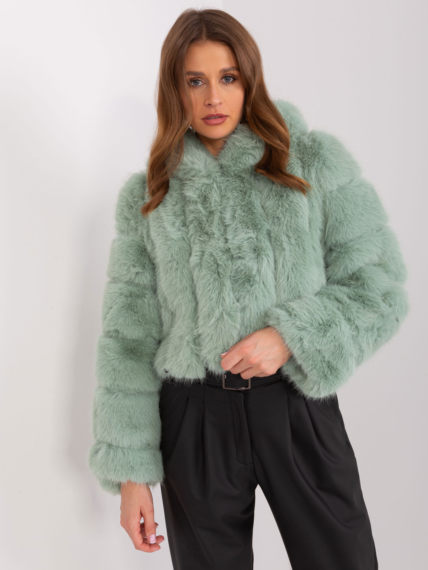 Pistáciový krátky kožúšok s kapucňou AT-KR-2378.96P-pistachio Veľkosť: L/XL