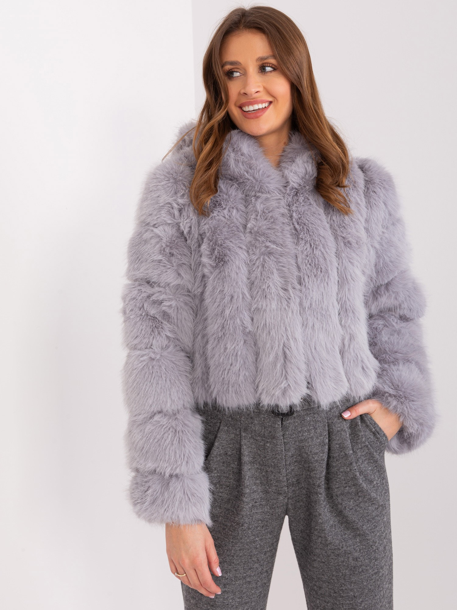 Sivý krátky kožúšok s kapucňou AT-KR-2378.96P-grey Veľkosť: L/XL