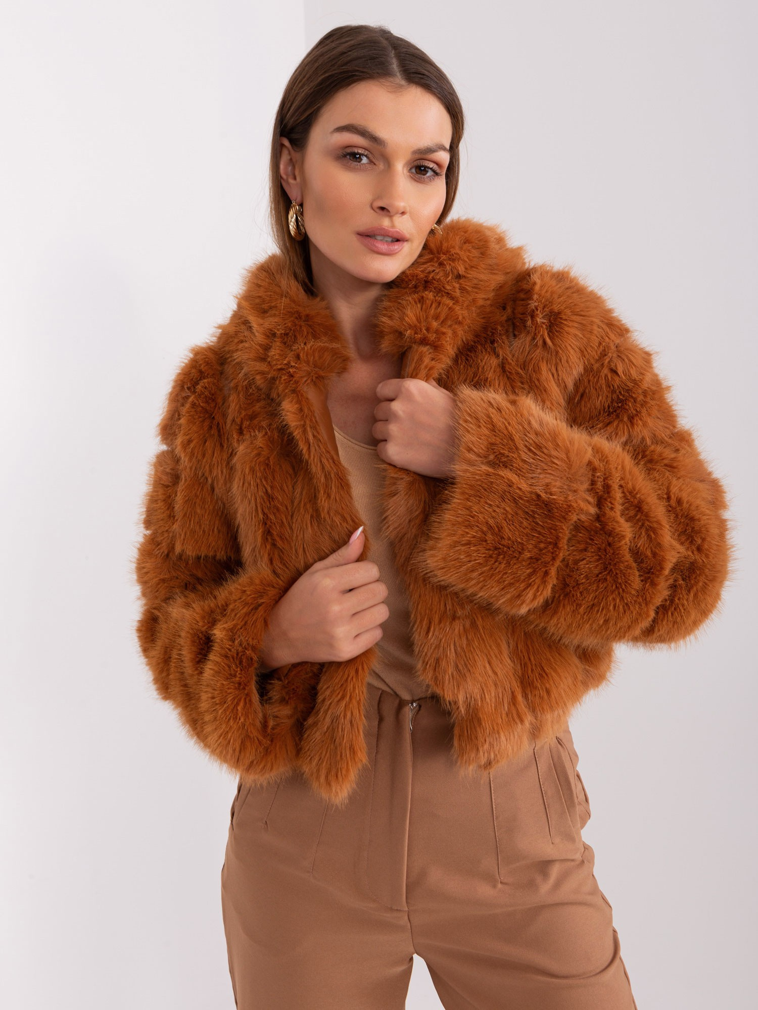 Svetlohnedý krátky kožúšok s kapucňou AT-KR-2378.96P-light brown Veľkosť: S/M