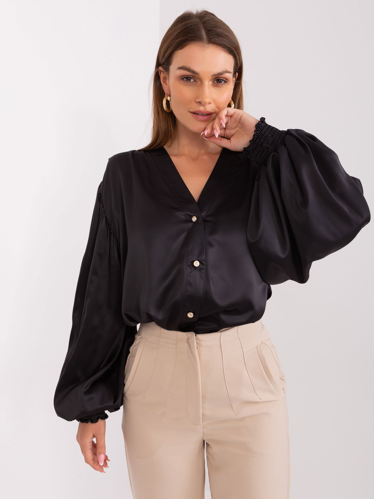 Čierna lesklá košeľa so širokými rukávmi -LK-KS-509475.62P-black Veľkosť: L/XL