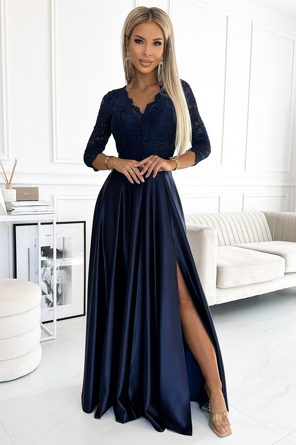 Elegantné tmavomodré čipkové dlhé šaty s výstrihom ELISA 309-7 dark blue Veľkosť: S