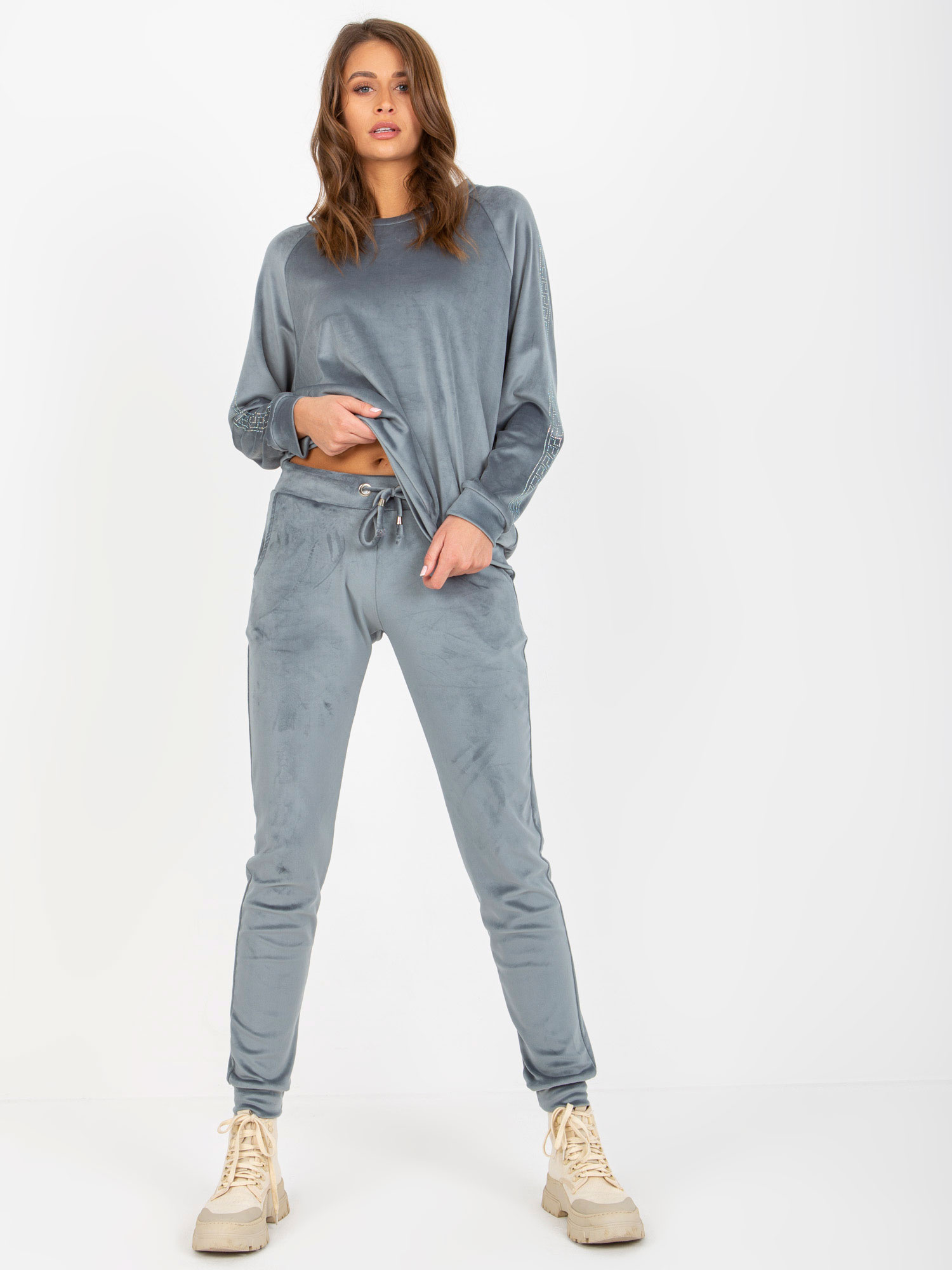 Sivá velúrová súprava s kamienkovou aplikáciou -RV-KMPL-8436.40-grey Veľkosť: S/M