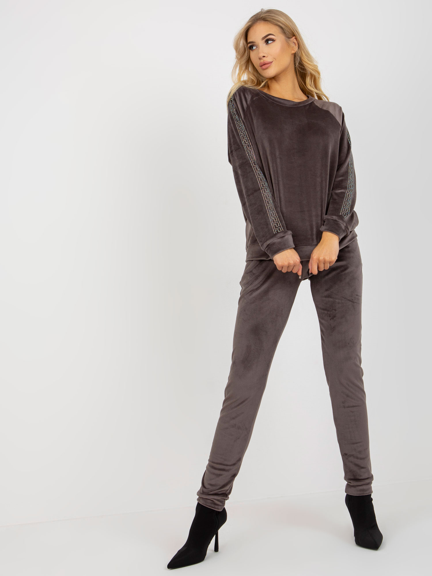 Tmavosivá velúrová súprava s kamienkovou aplikáciou -RV-KMPL-8436.40-dark grey Veľkosť: S/M