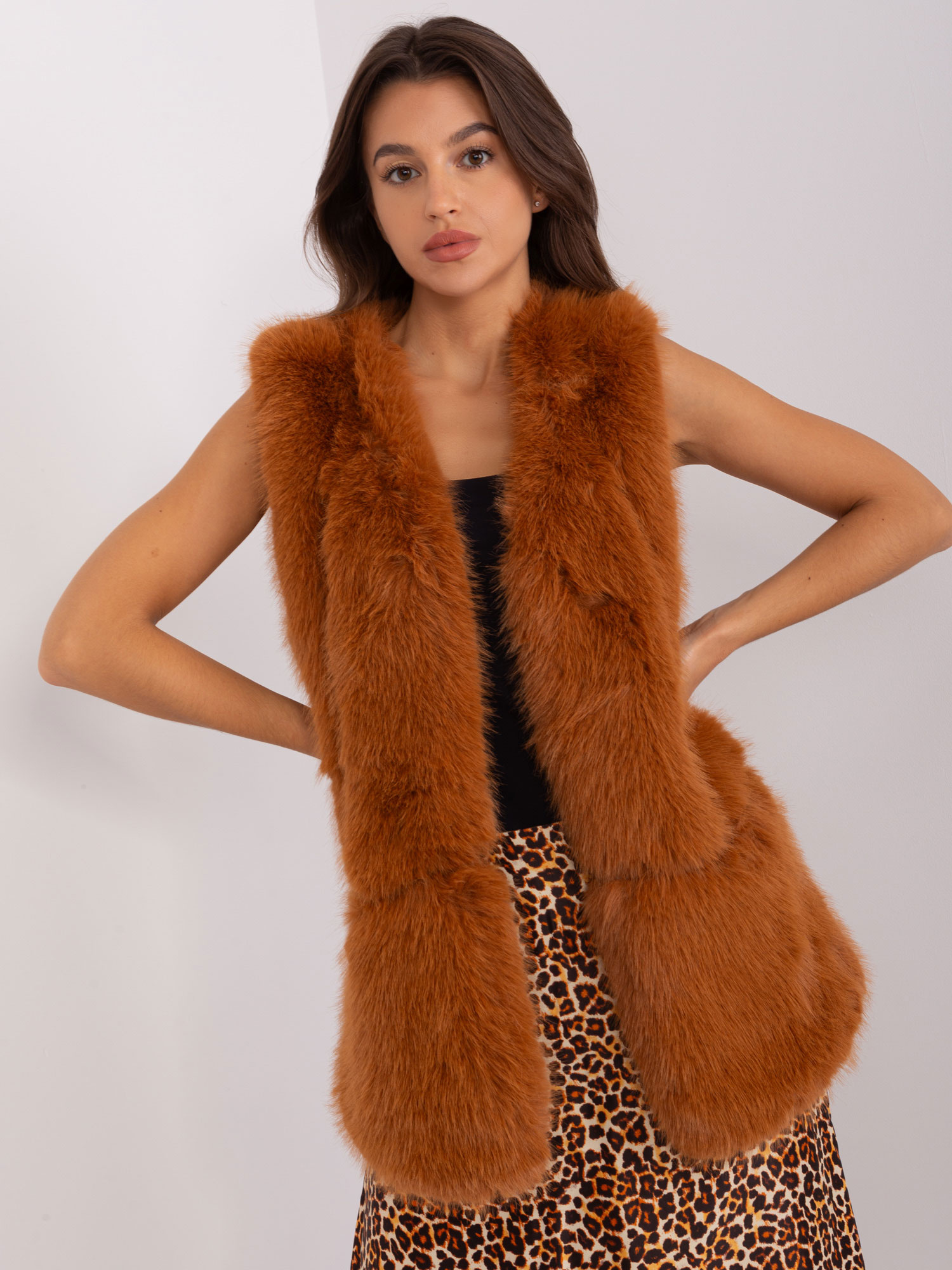 Hnedá chlpatá kožúšková vesta -AT-KZ-2368.00P-light brown Veľkosť: L/XL