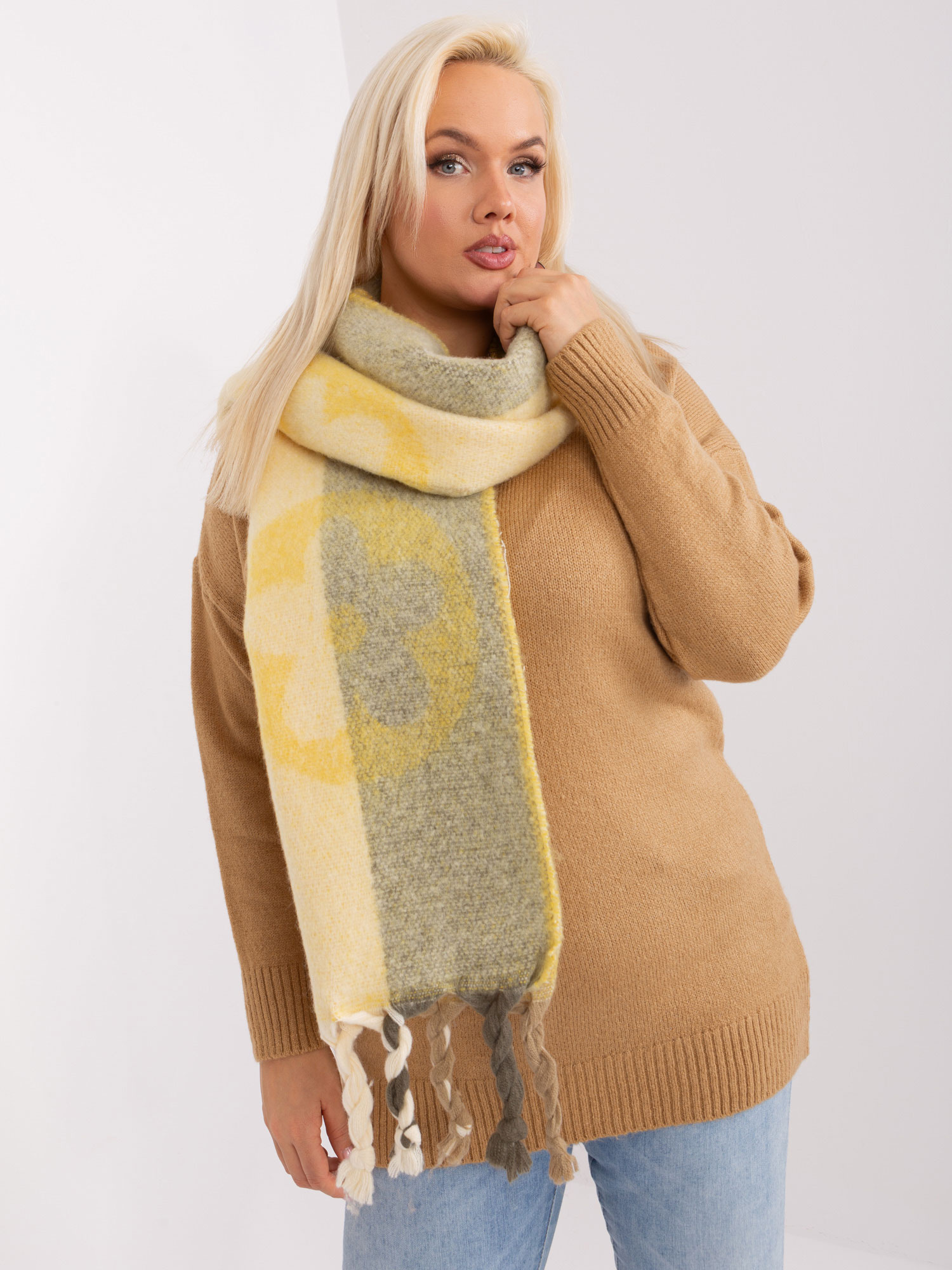 Žltý šál s vrkočmi a vzormi AT-SZ-2316.31P-yellow Veľkosť: ONE SIZE