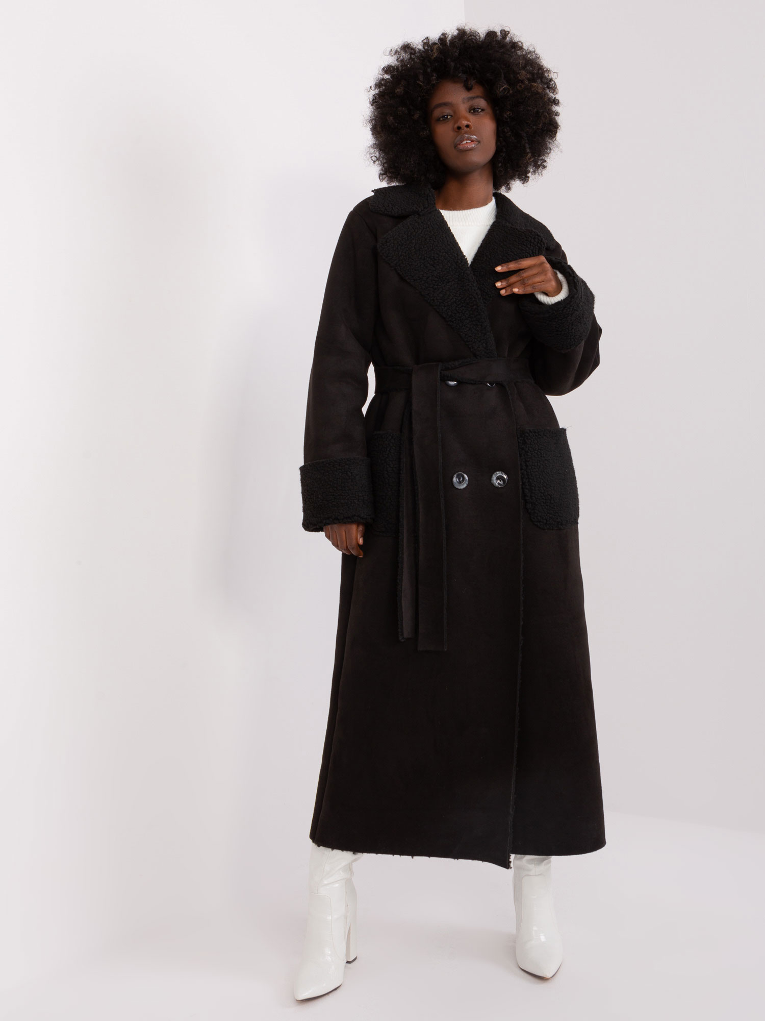 Čierny dlhý kabát s pásikom LK-PL-509460.00P-black Veľkosť: L/XL