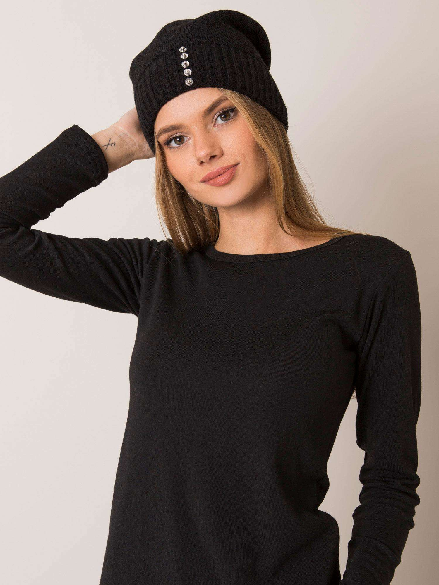Čierna dámska čiapka so cvočkami JK-CZ-13.65-black Veľkosť: ONE SIZE