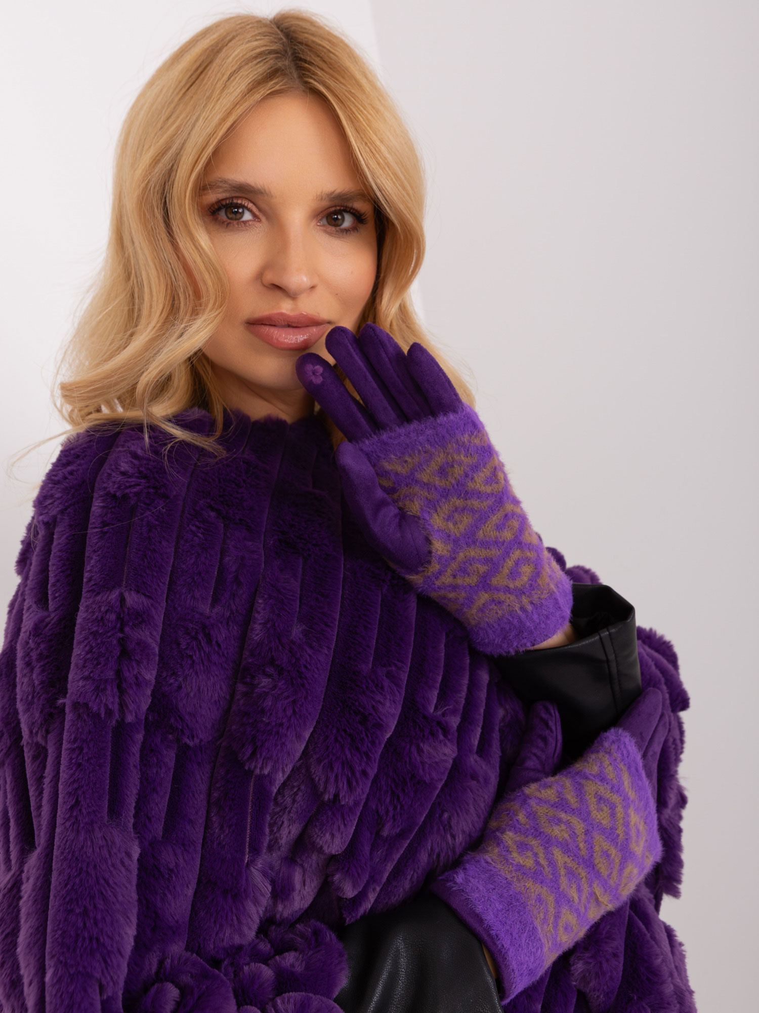 Tmavofialové rukavice so vzorom -AT-RK-2310.91-dark purple Veľkosť: L/XL
