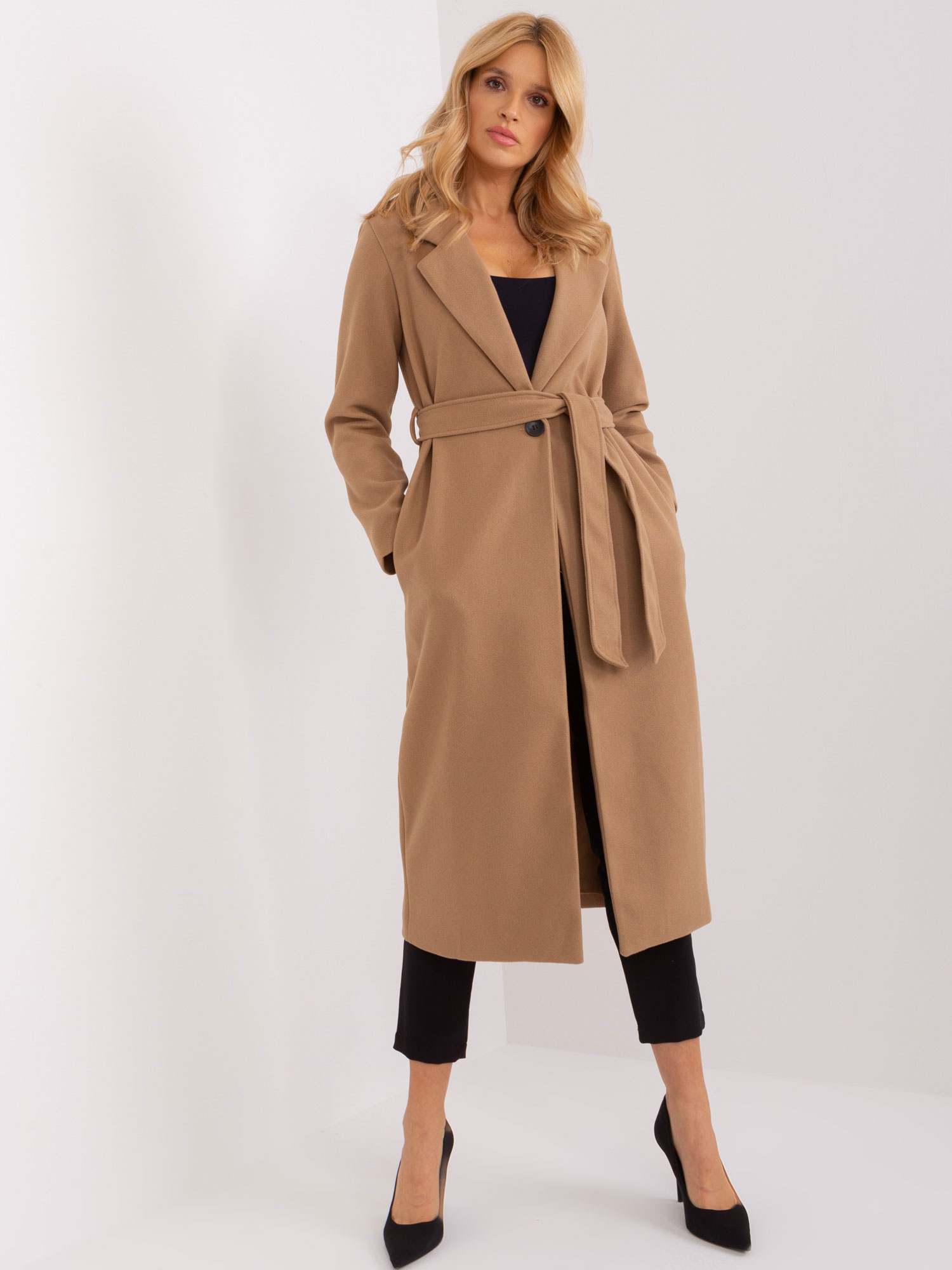Svetlohnedý dlhý kabát s pásikom TW-PL-BI-5312-1.31-camel Veľkosť: M