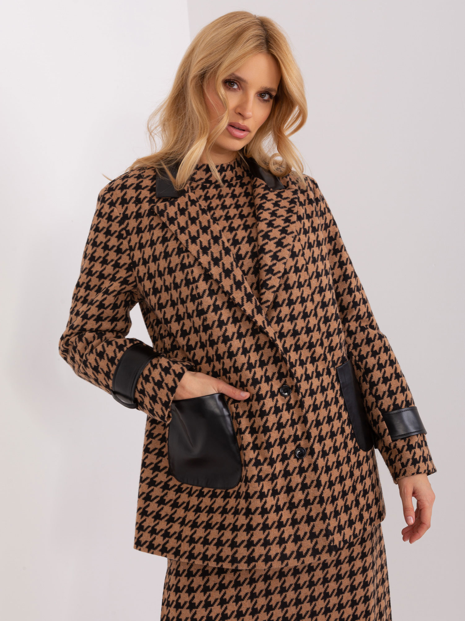 Hnedo-čierne sako so vzorom kohútej stopy -LK-MA-509511.99-black Veľkosť: S/M