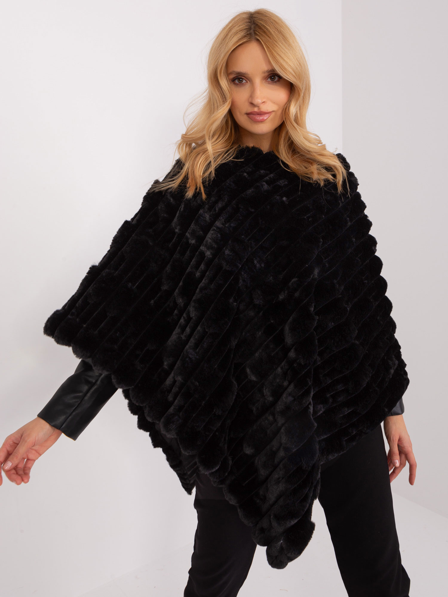 Čierne kožušinové teplé pončo AT-PN-2347.16-black Veľkosť: ONE SIZE