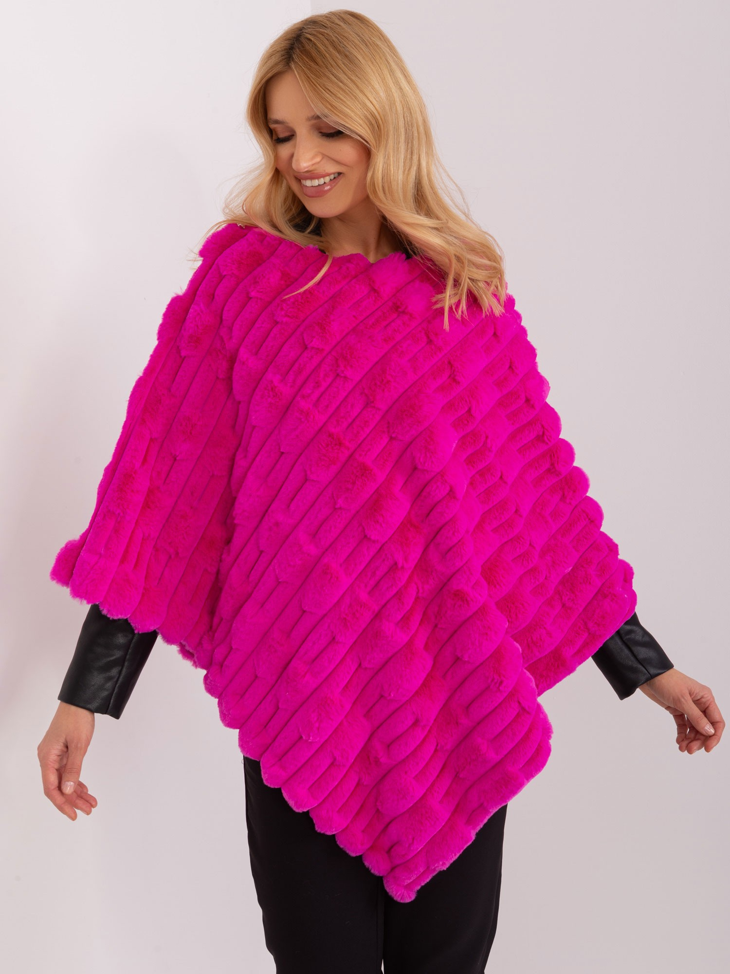 Tmavoružové kožušinové teplé pončo -AT-PN-2347.16-fuchsia Veľkosť: ONE SIZE