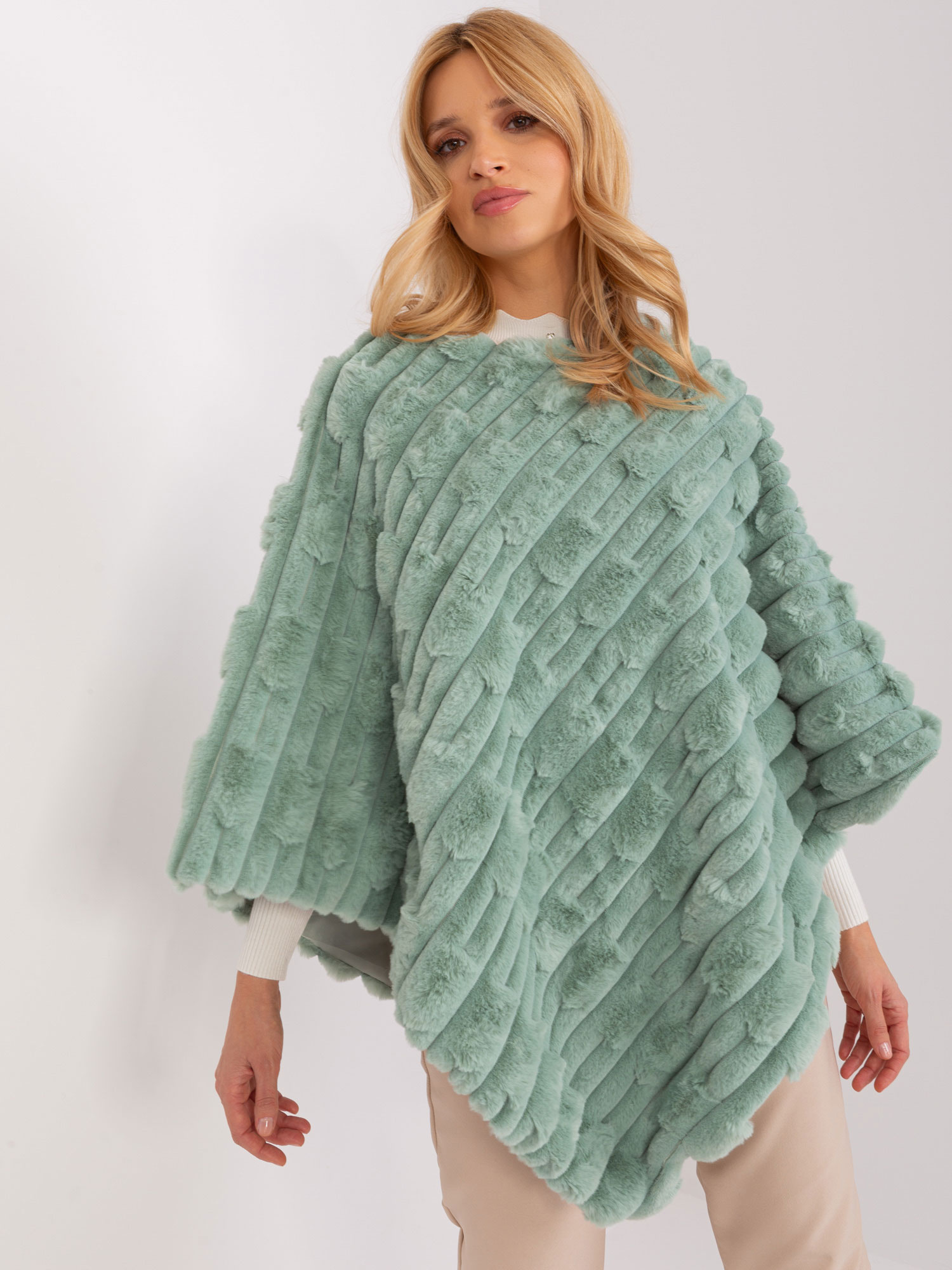 Mintové kožušinové teplé pončo AT-PN-2347.68-pistacio Veľkosť: ONE SIZE