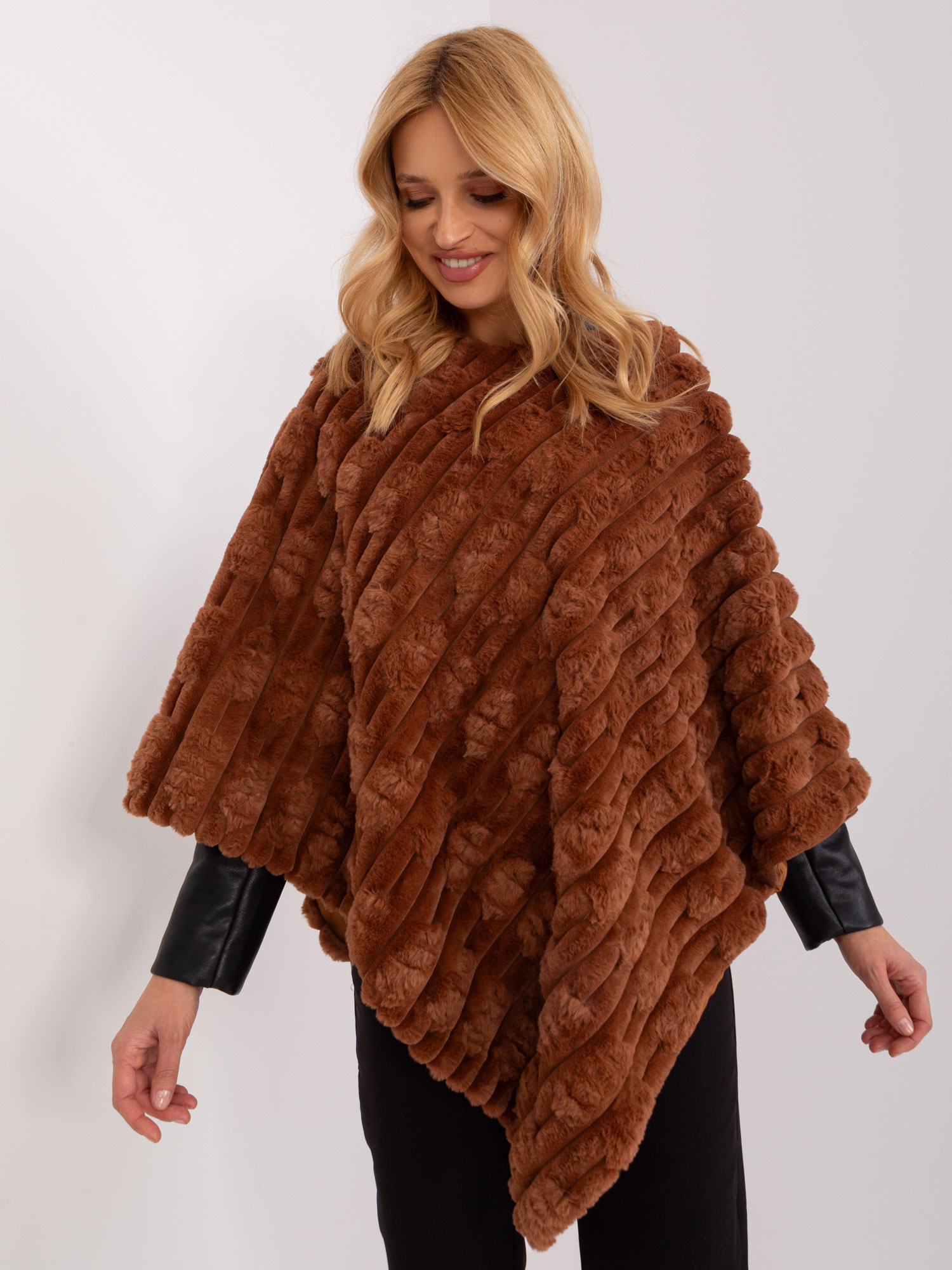 Hnedé kožušinové teplé pončo -AT-PN-2347.16-light brown Veľkosť: ONE SIZE