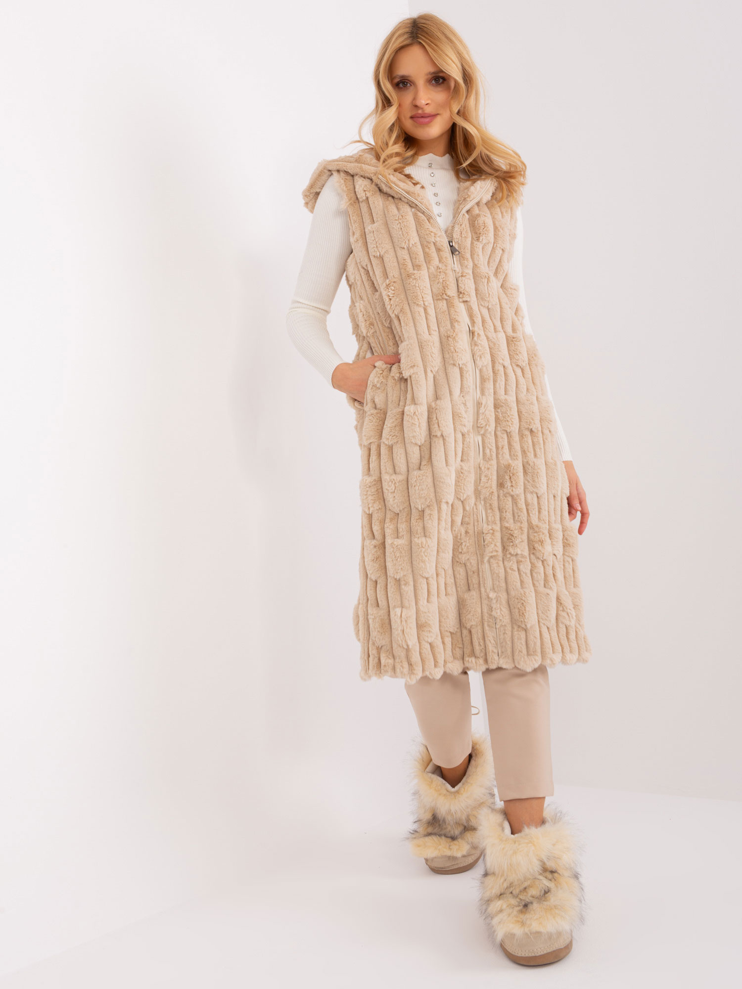 Béžová midi kožušinová vesta AT-KZ-2368-1.07-beige Veľkosť: S/M