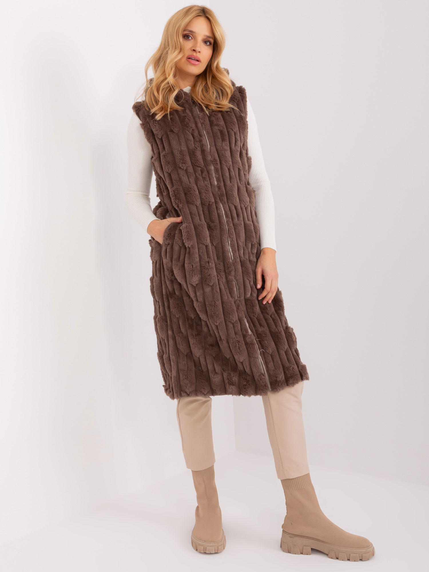 Tmavohnedá midi kožušinová vesta -AT-KZ-2368-1.07-brown Veľkosť: L/XL
