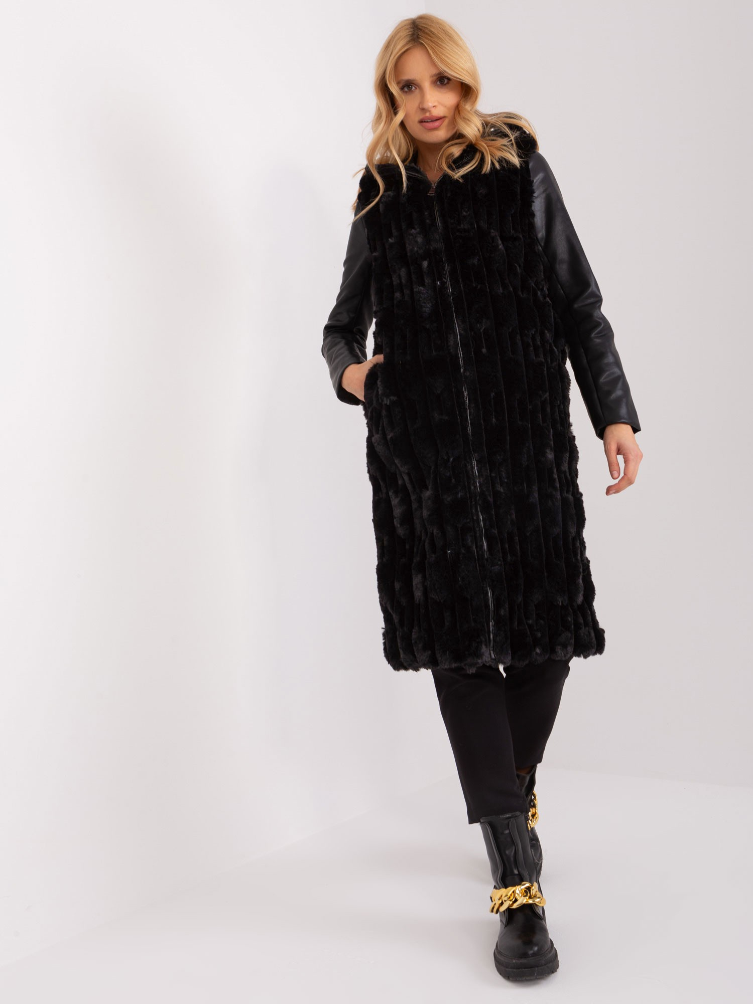 Čierna midi kožušinová vesta -AT-KZ-2368-1.13-black Veľkosť: S/M