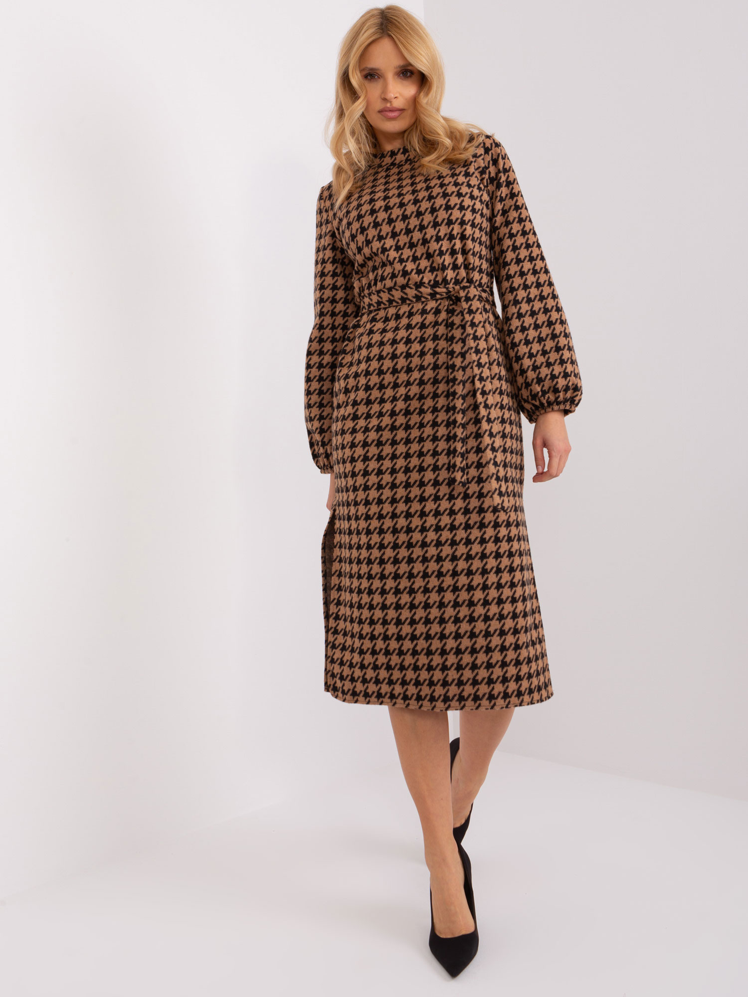 Hnedo-čierne midi šaty so vzorom kohútej stopy -LK-SK-509516.04-black Veľkosť: M