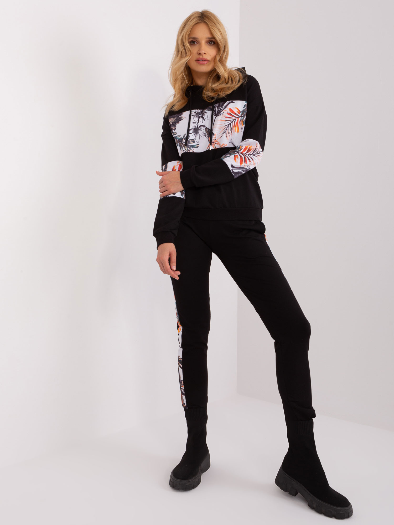 Čierna tepláková súprava s kvetinovým pruhom RV-KMPL-8659.02-black Veľkosť: S/M