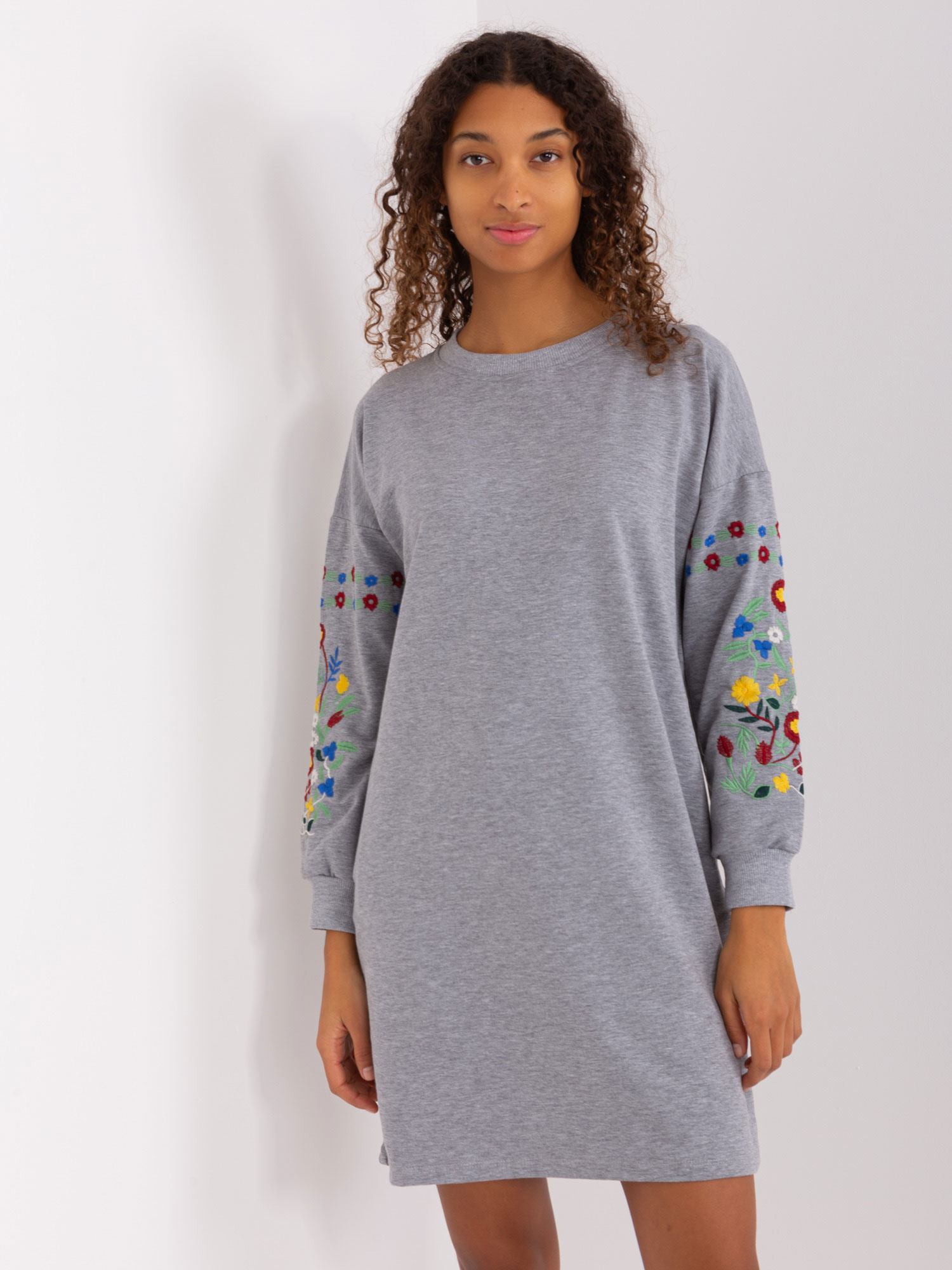 Sivé mikinové šaty s vyšívaním RV-SK-8979.94P-grey Veľkosť: S/M