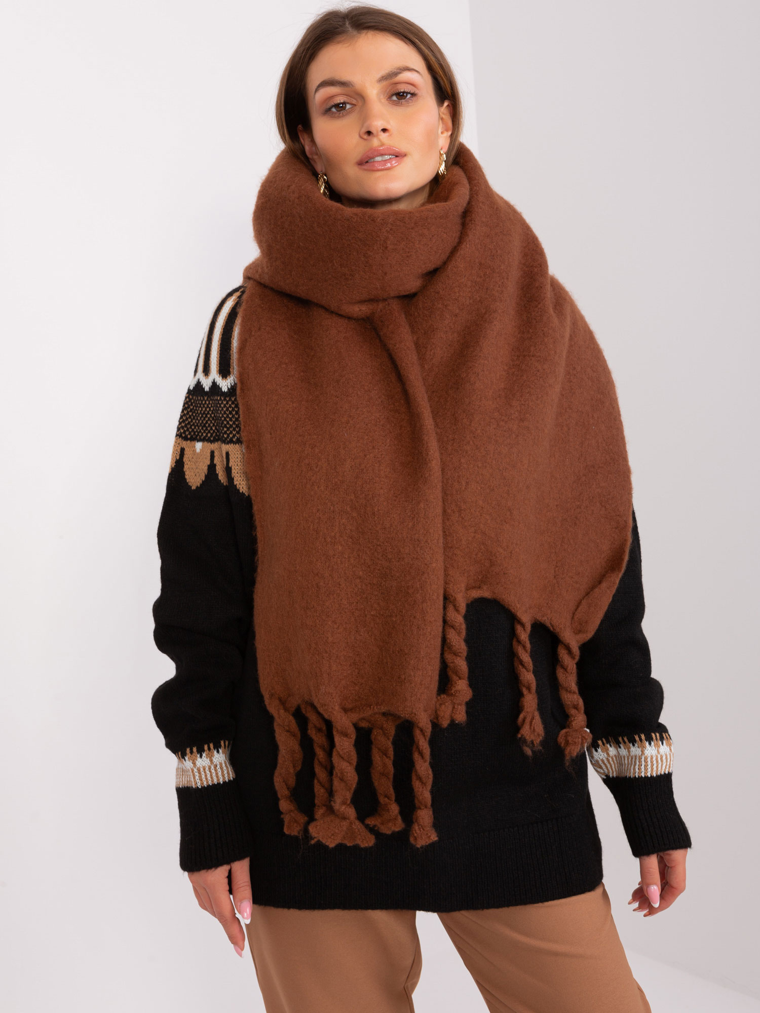 Hnedý teplý šál s triesňami AT-SZ-2313502.76P-brown Veľkosť: ONE SIZE