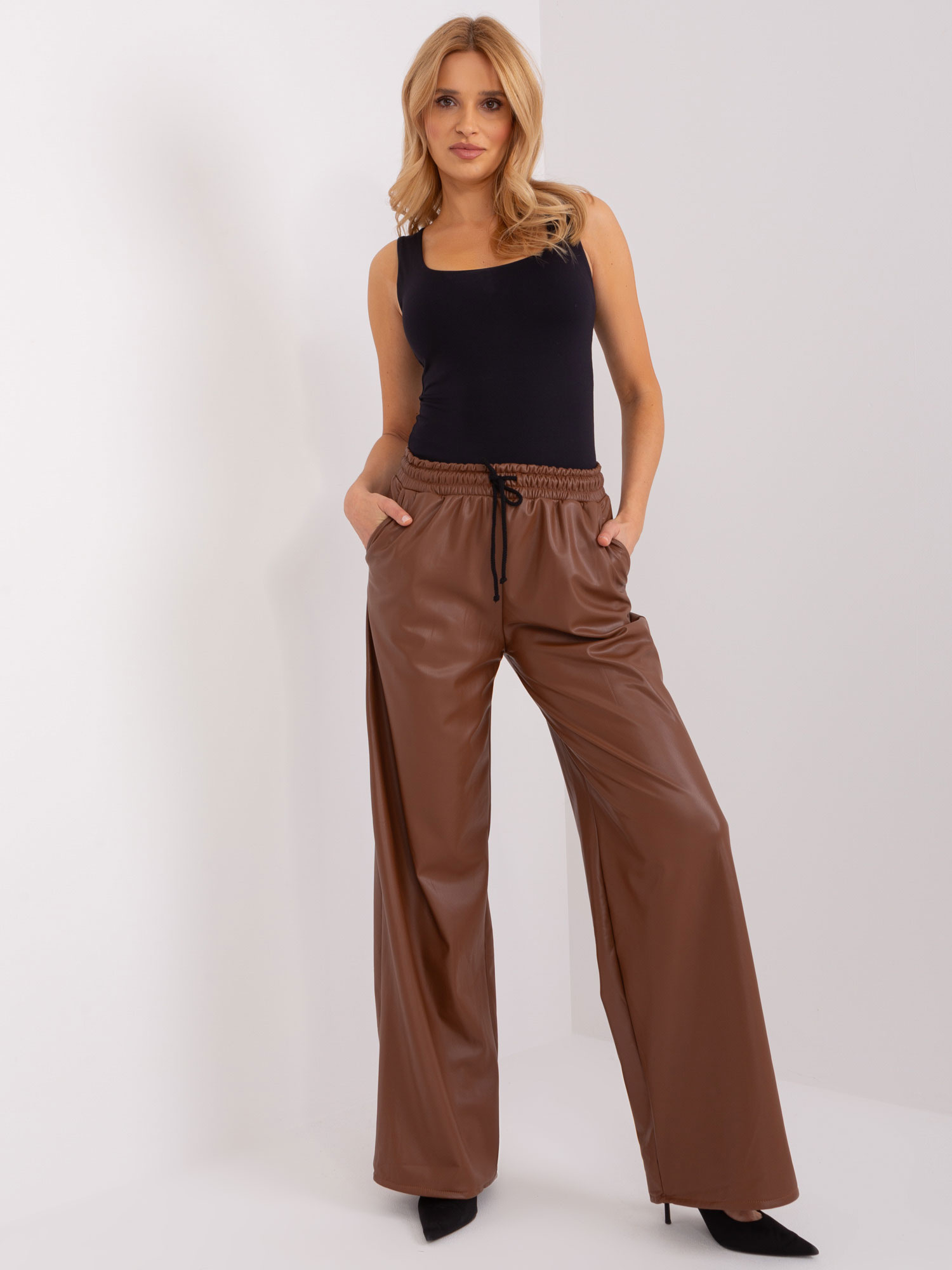 Tmavohnedé koženkové nohavice LK-SP-509453.47-brown Veľkosť: L/XL