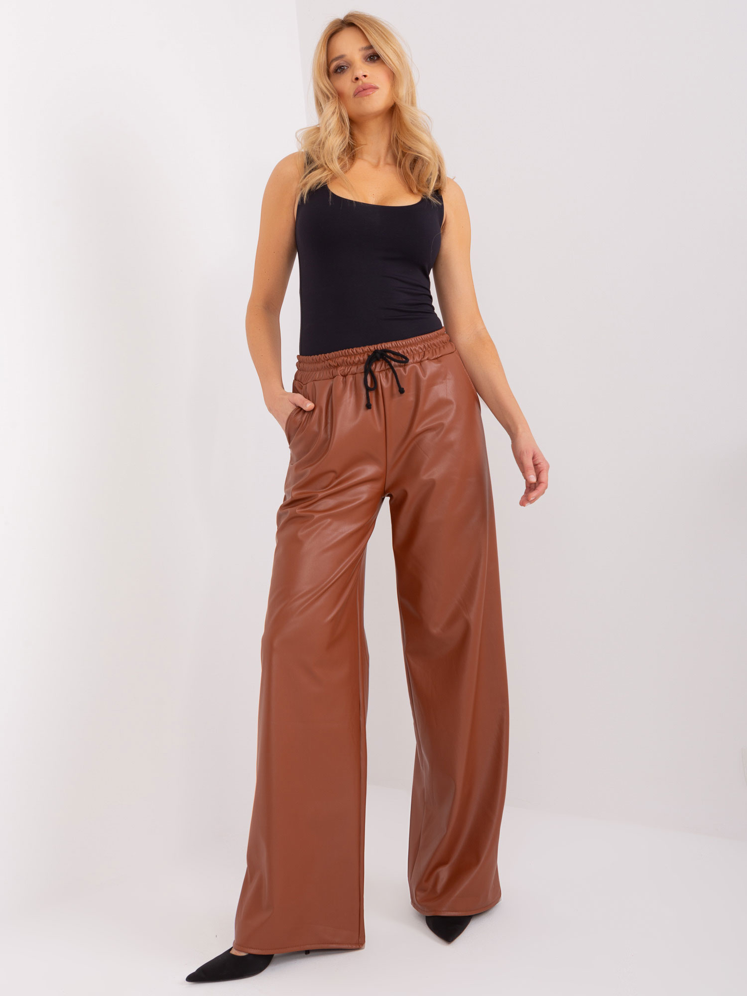 Hnedé koženkové nohavice -LK-SP-509453.47-light brown Veľkosť: L/XL