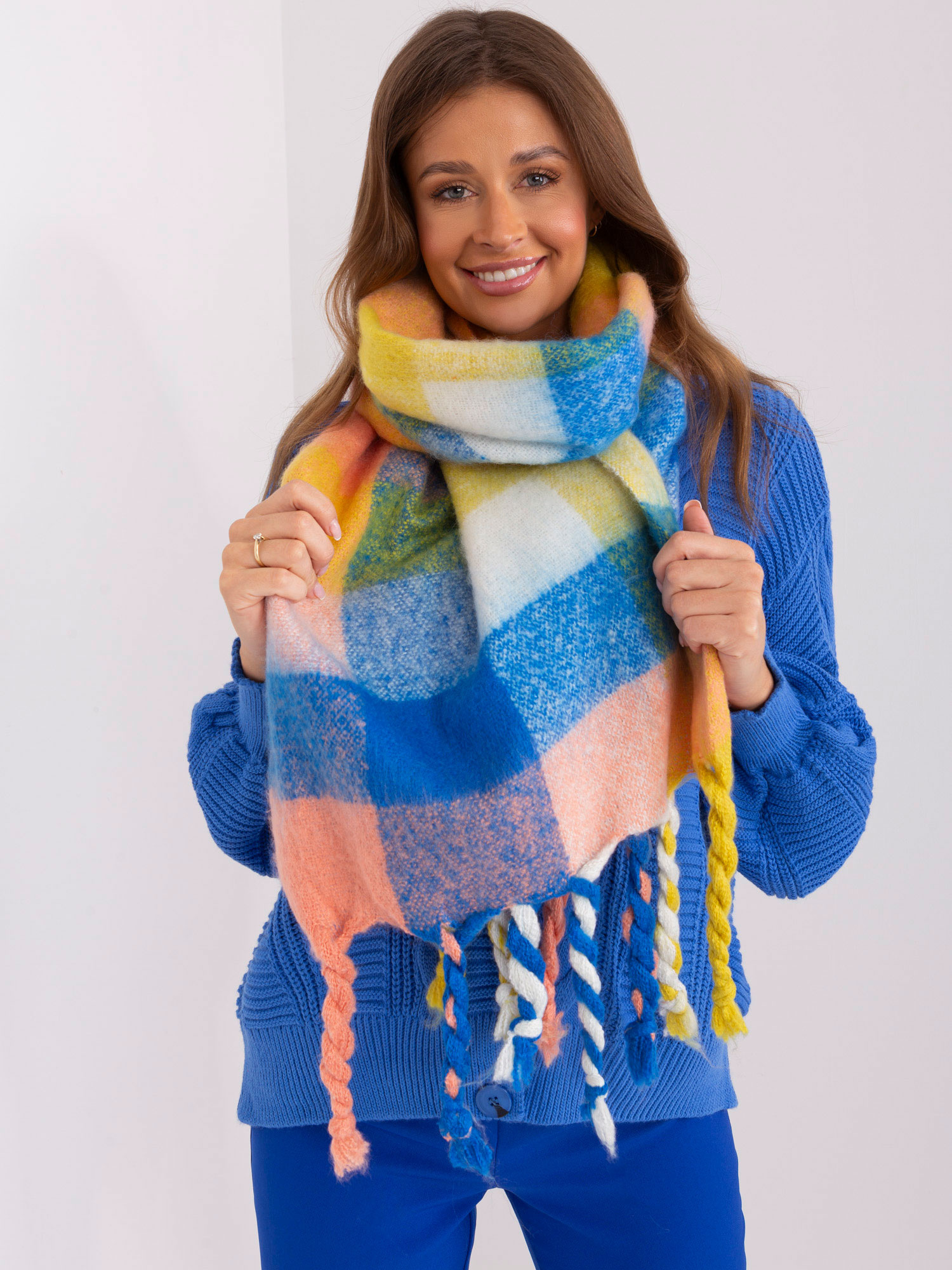 Modro-žltý károvaný šál so strapcami AT-SZ-2313501.97-yellow-blue Veľkosť: ONE SIZE