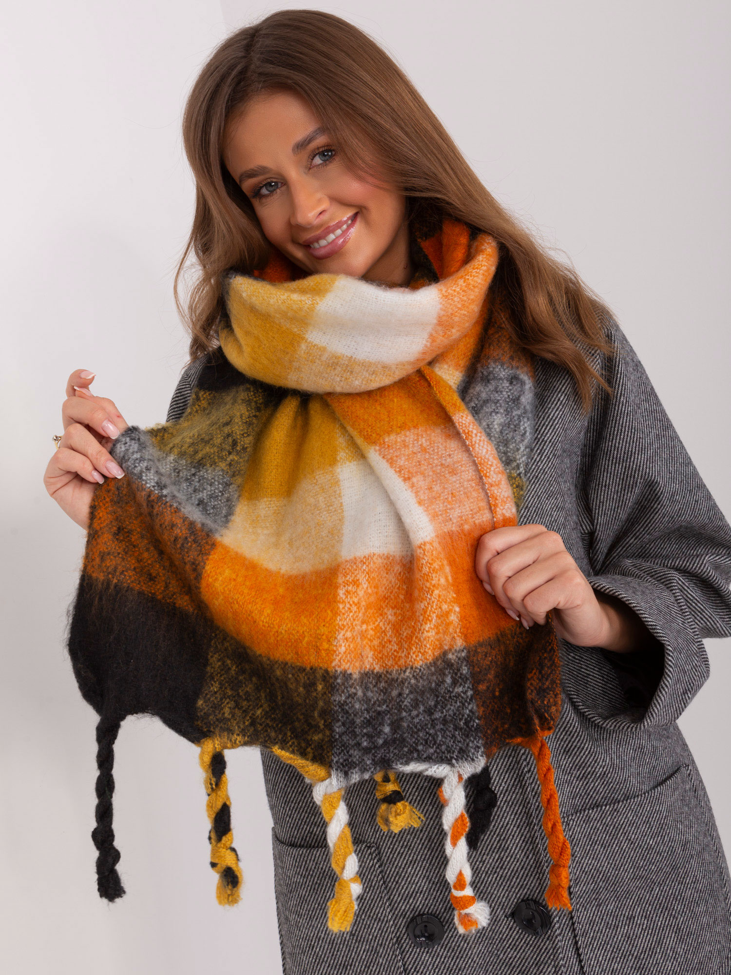 Čierno-oranžový károvaný šál so strapcami AT-SZ-2313501.97-black-orange Veľkosť: ONE SIZE