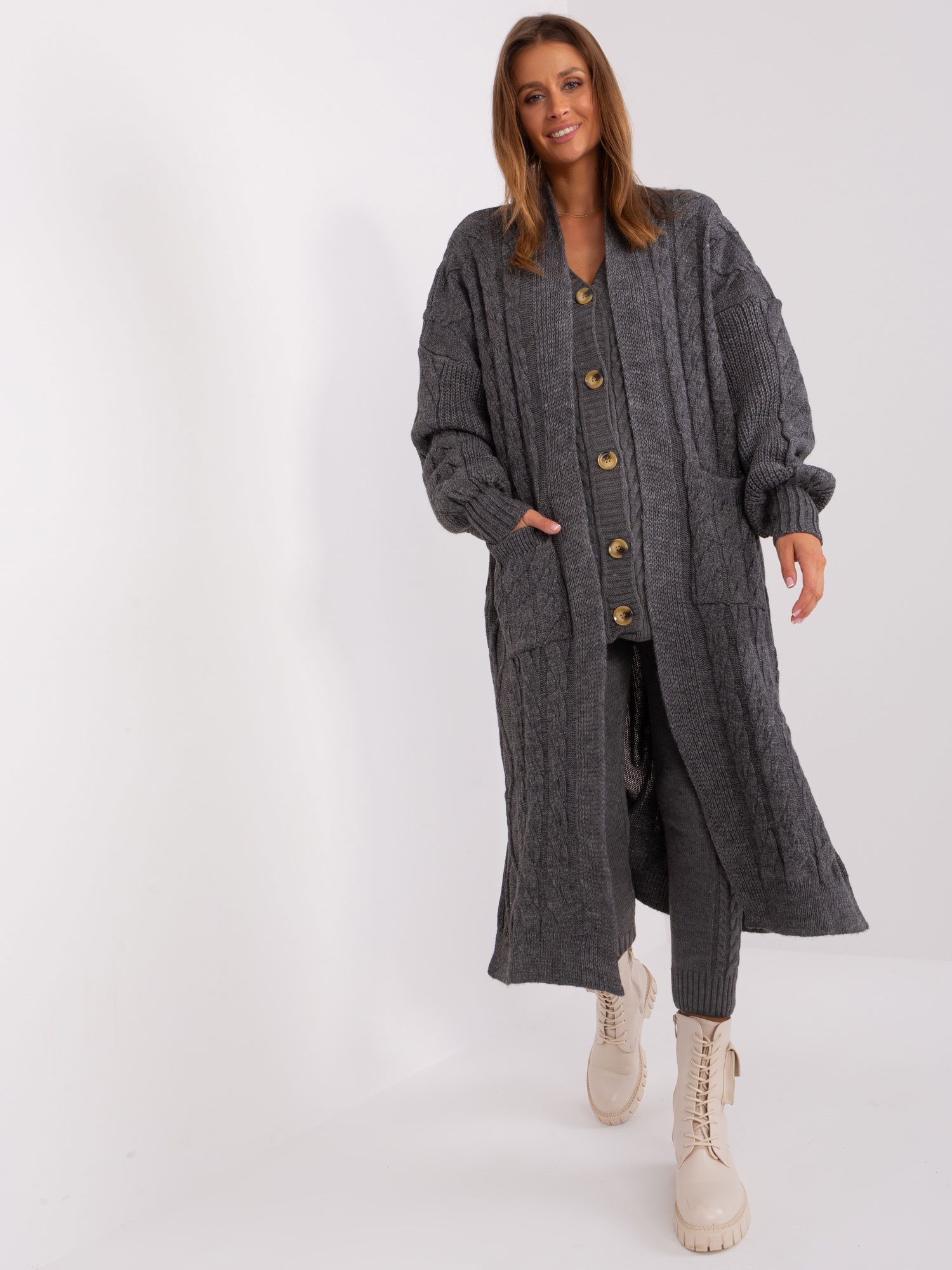 Tmavosivý kardigán s vrkočovým vzorom a naberanými rukávmi BA-SW-8032-1.06P-dark grey Veľkosť: ONE SIZE
