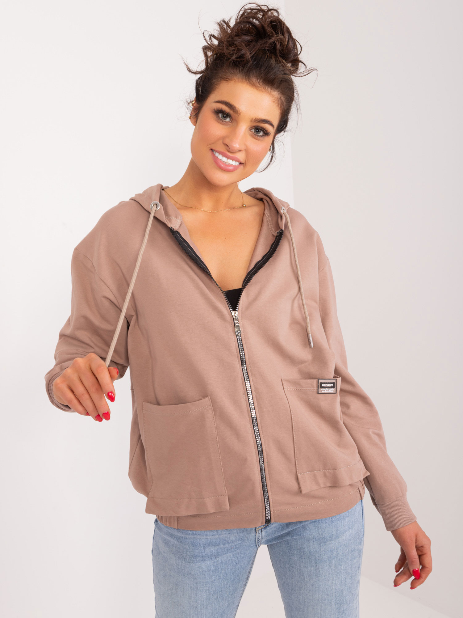 BÉŽOVÁ MIKINA NA ZIPS S KAPUCŇOU -RV-BL-9136.06-DARK BEIGE Veľkosť: S/M