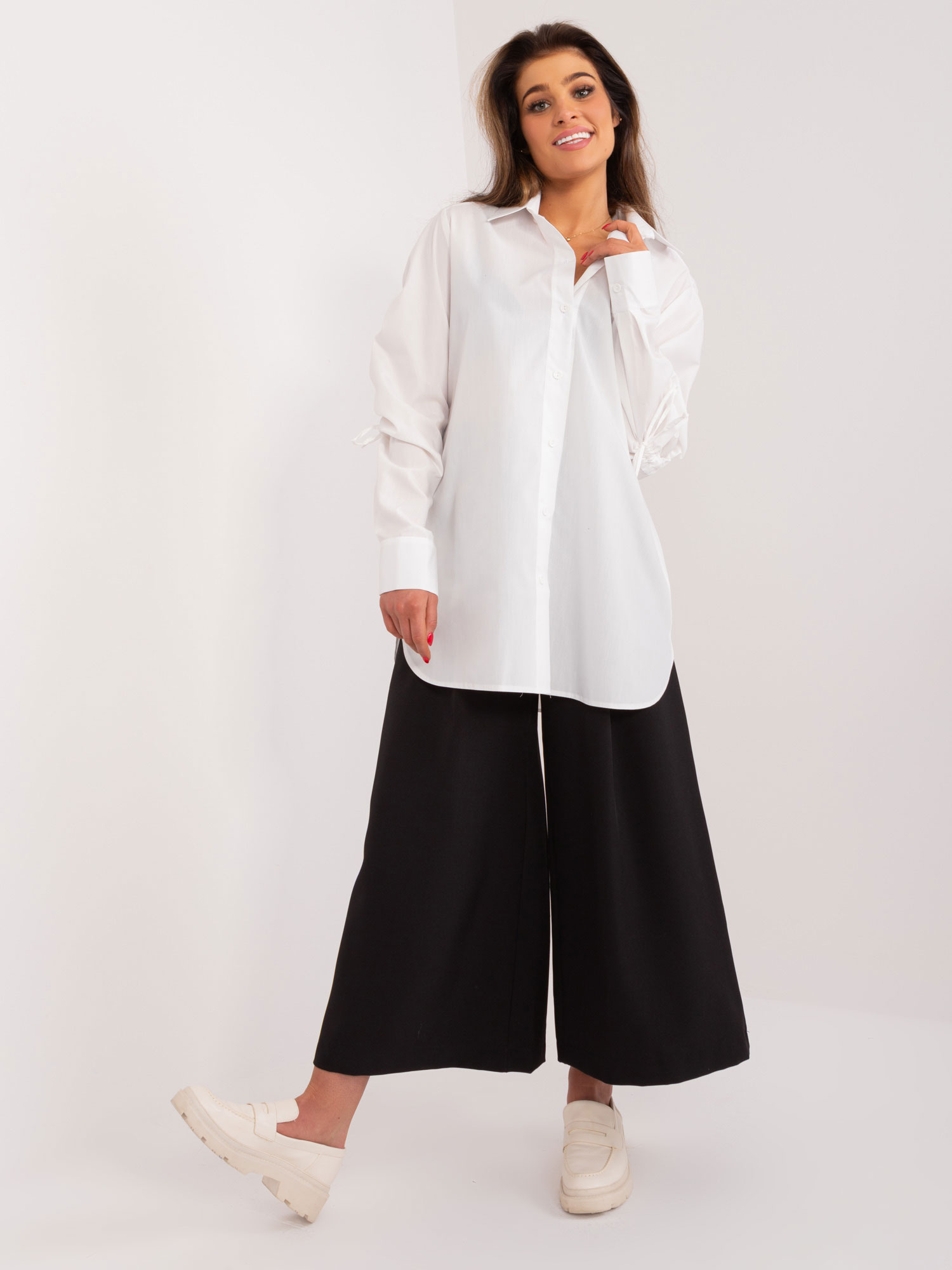 Biela dlhšia oversize košeľa LK-KS-509529.13-white Veľkosť: L/XL