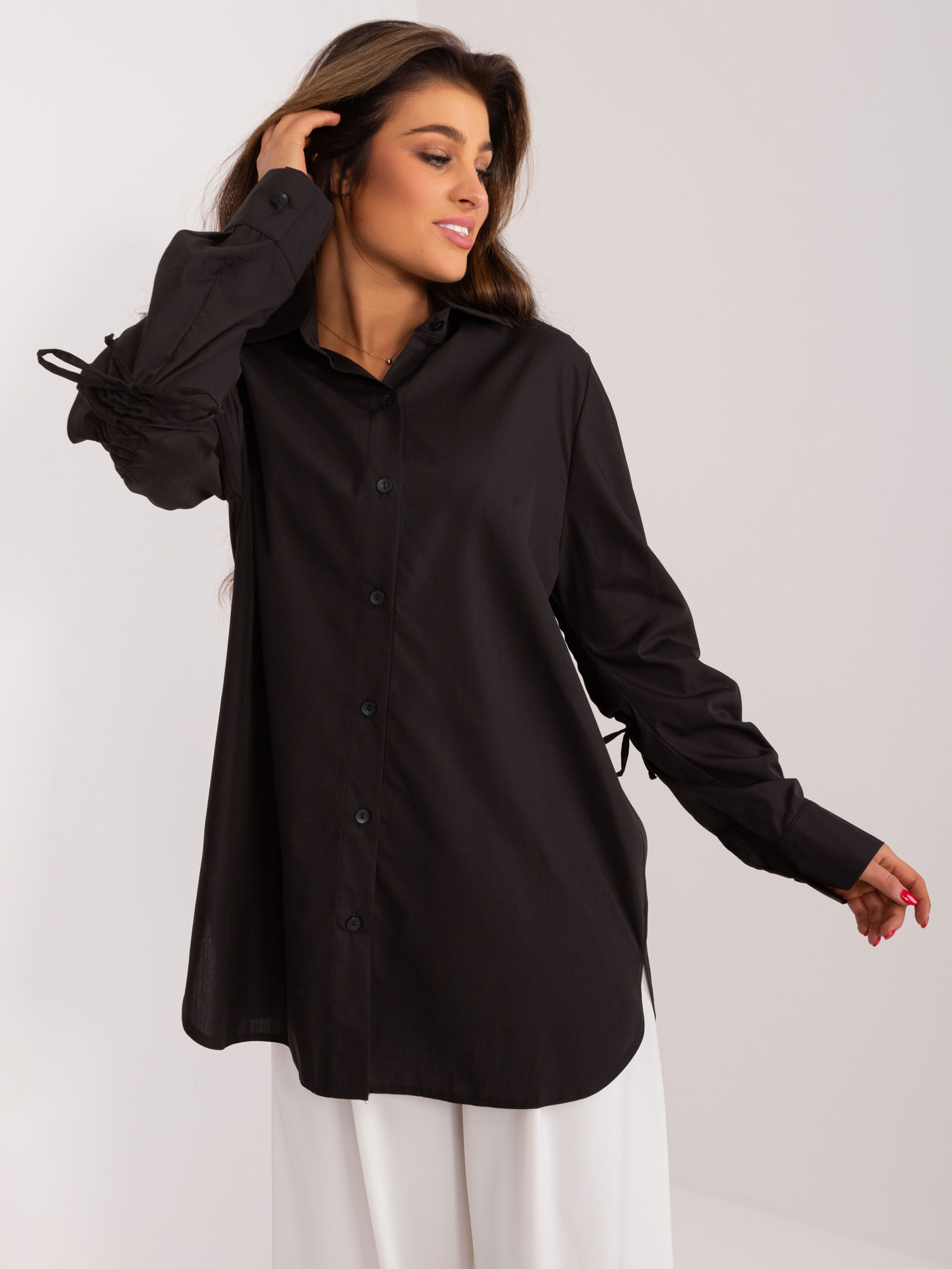 Čierna dlhšia oversize košeľa -LK-KS-509529.13-black Veľkosť: S/M