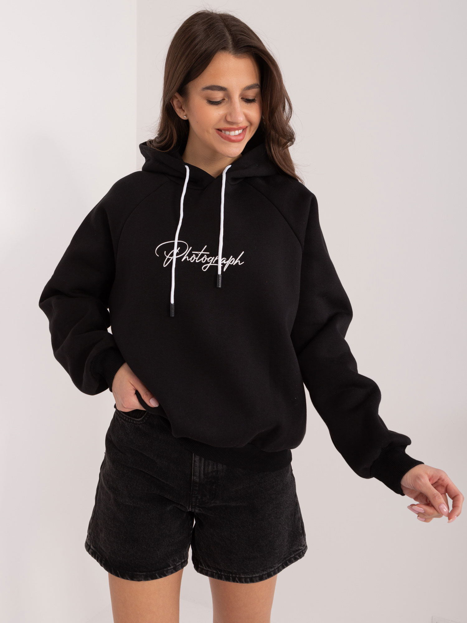 Čierna mikina s kapucňou a drobnou potlačou RV-BL-8371.30-black Veľkosť: ONE SIZE