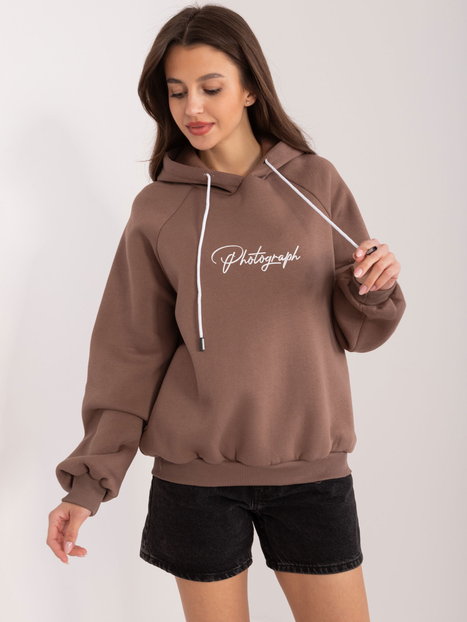 Tmavohnedá mikina s kapucňou a drobnou potlačou RV-BL-8371.30-dark brown Veľkosť: ONE SIZE