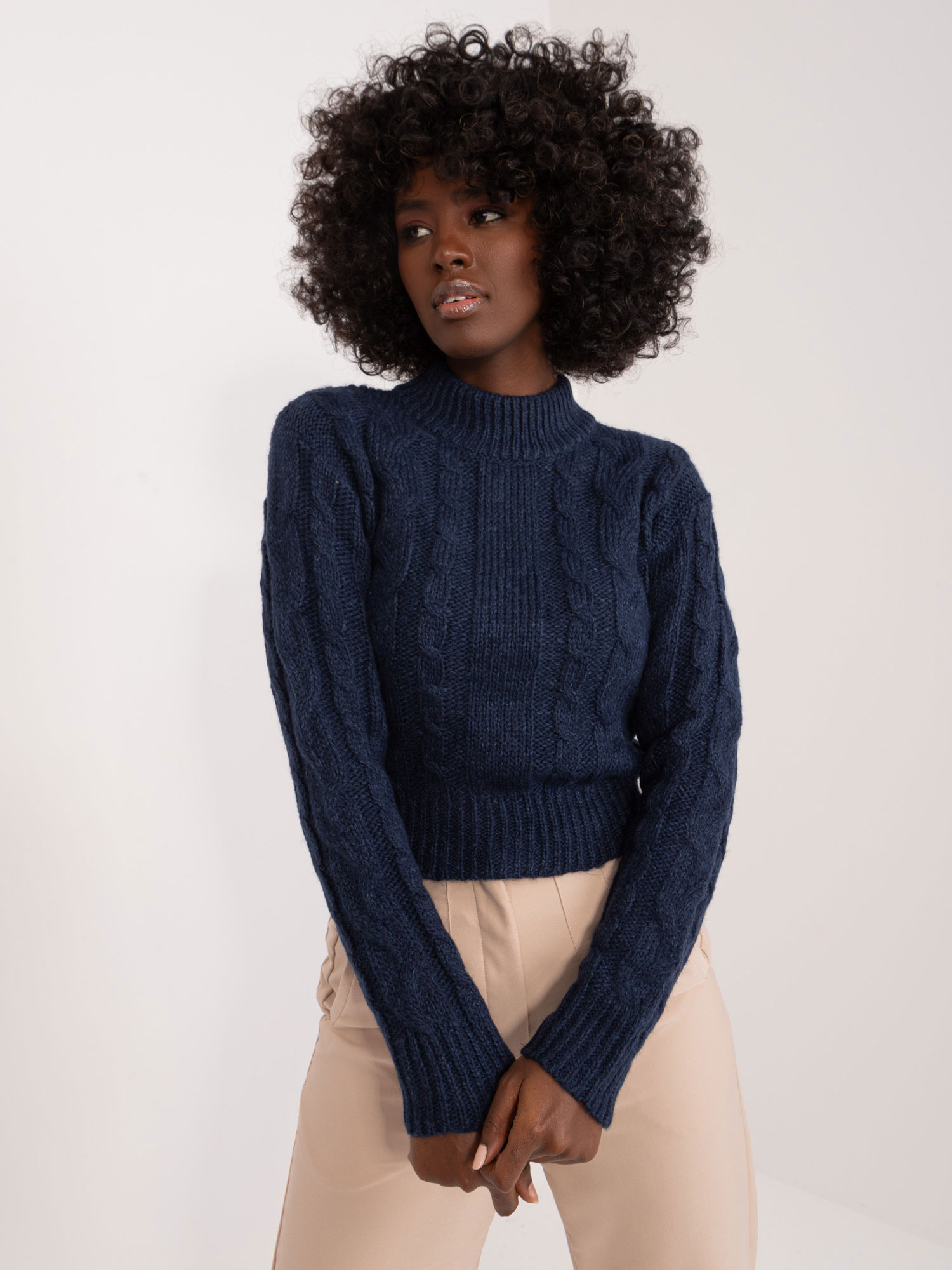 Tmavomodrý sveter s vrkočovým vzorom TW-SW-3001.05-dark blue Veľkosť: XL