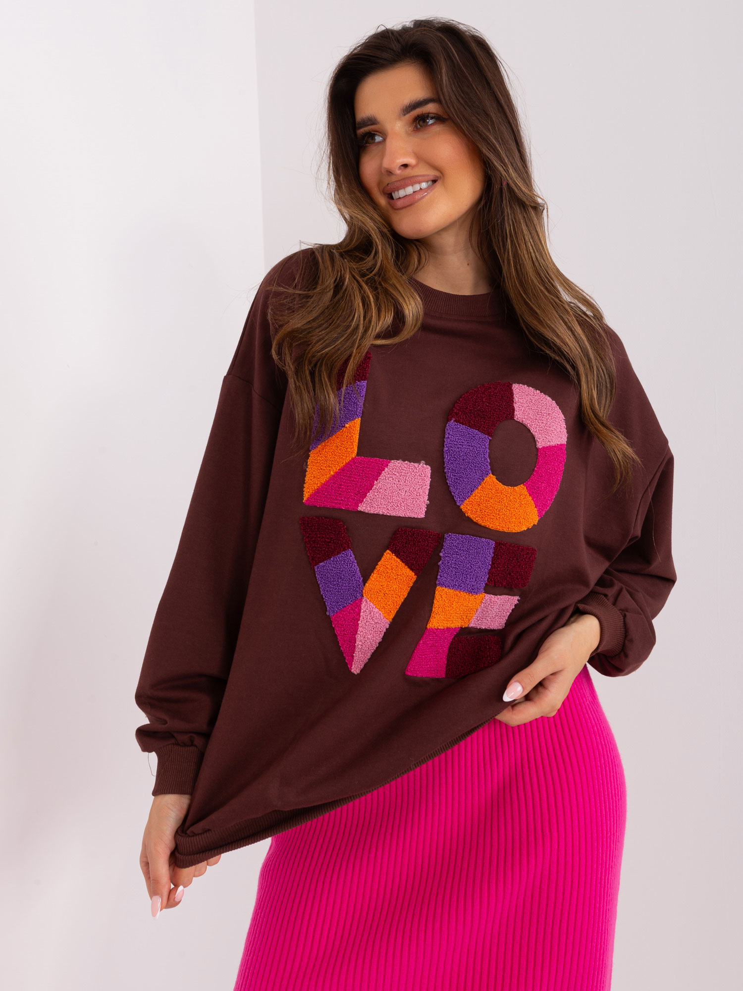 TMAVOHNEDÁ MIKINA S FAREBNÝM NÁPISOM LOVE -FA-BL-8881.27-DARK BROWN Veľkosť: ONE SIZE