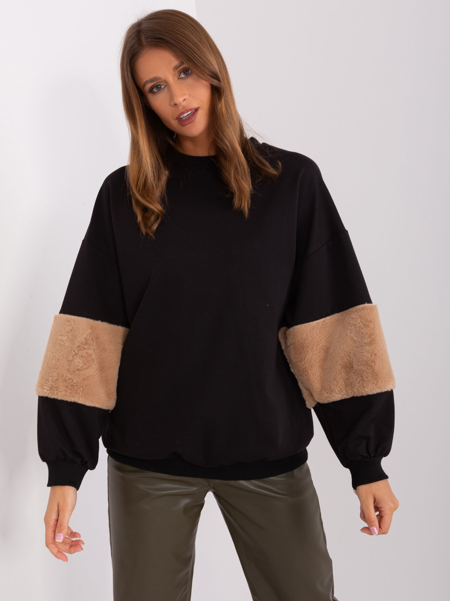 Čierna mikina s chlpatou aplikáciou na rukávoch -FA-BL-8903.26-black Veľkosť: ONE SIZE