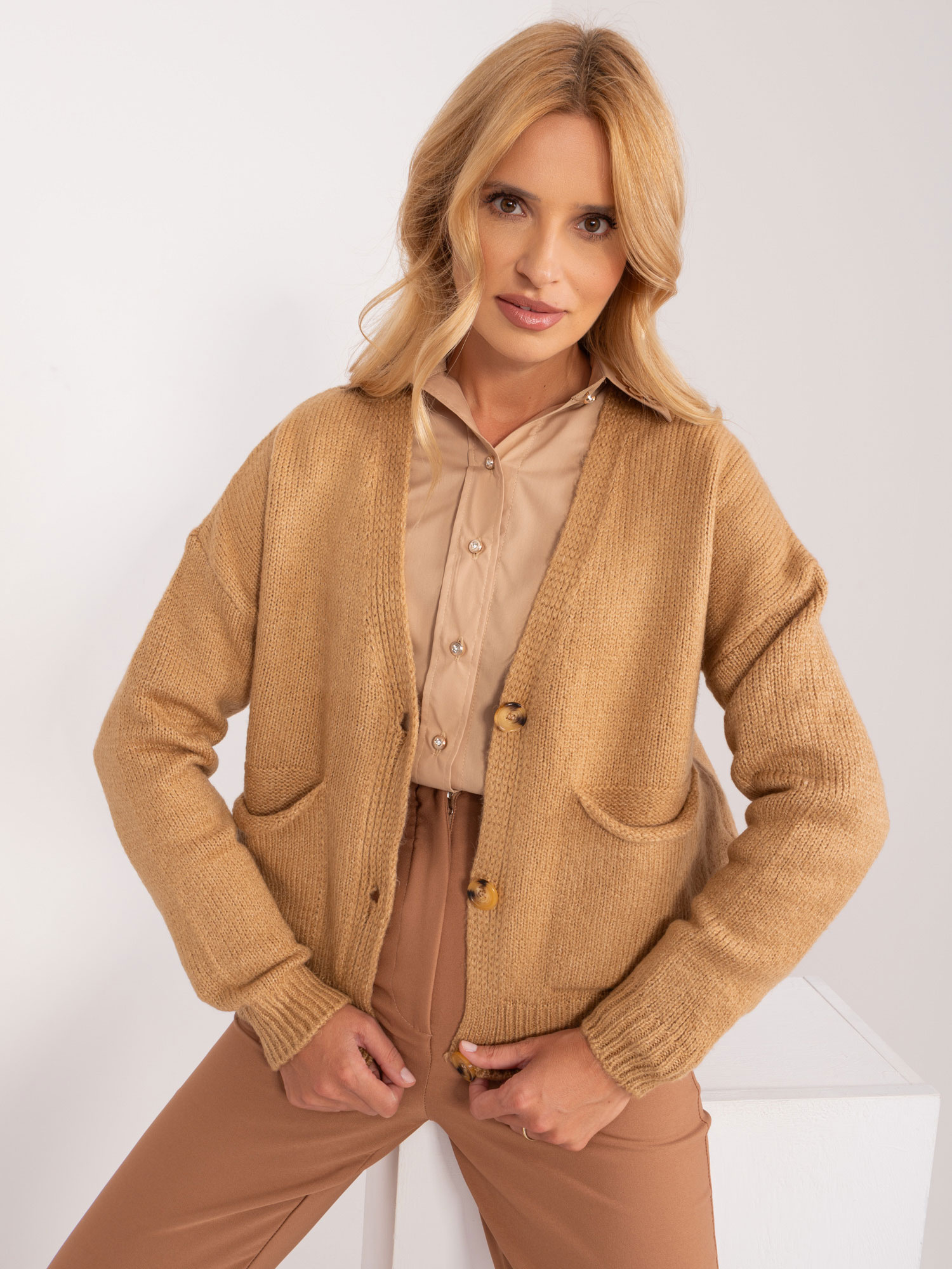 Camel sveter na gombíky s vreckami BA-SW-0279.71P-camel Veľkosť: ONE SIZE