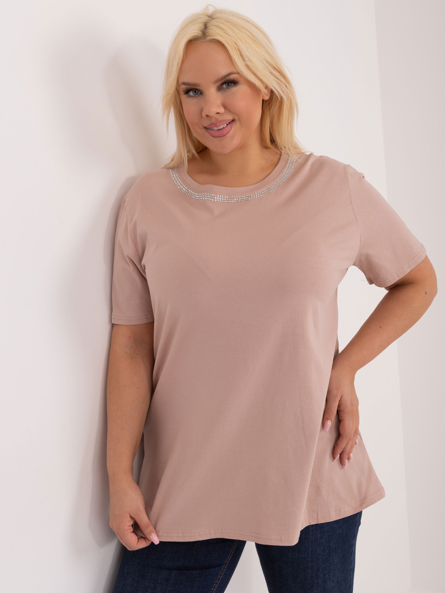 BÉŽOVÉ TRIČKO S APLIKÁCIOU ZA KRKOM PM-BZ-GW2380.54-BEIGE Veľkosť: 2XL